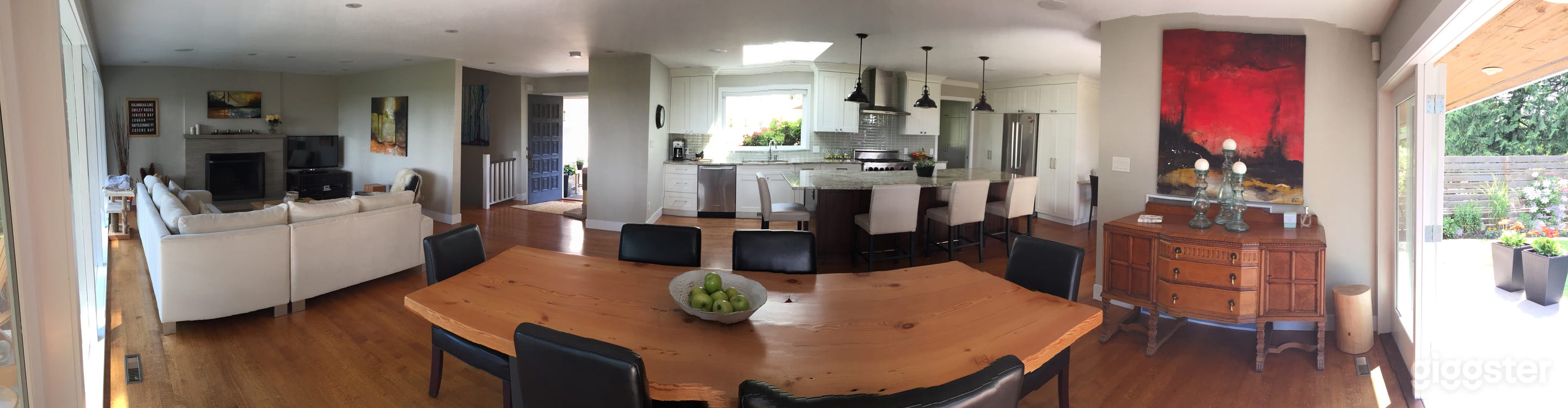 Private Contemporary House with City Views Photo 3