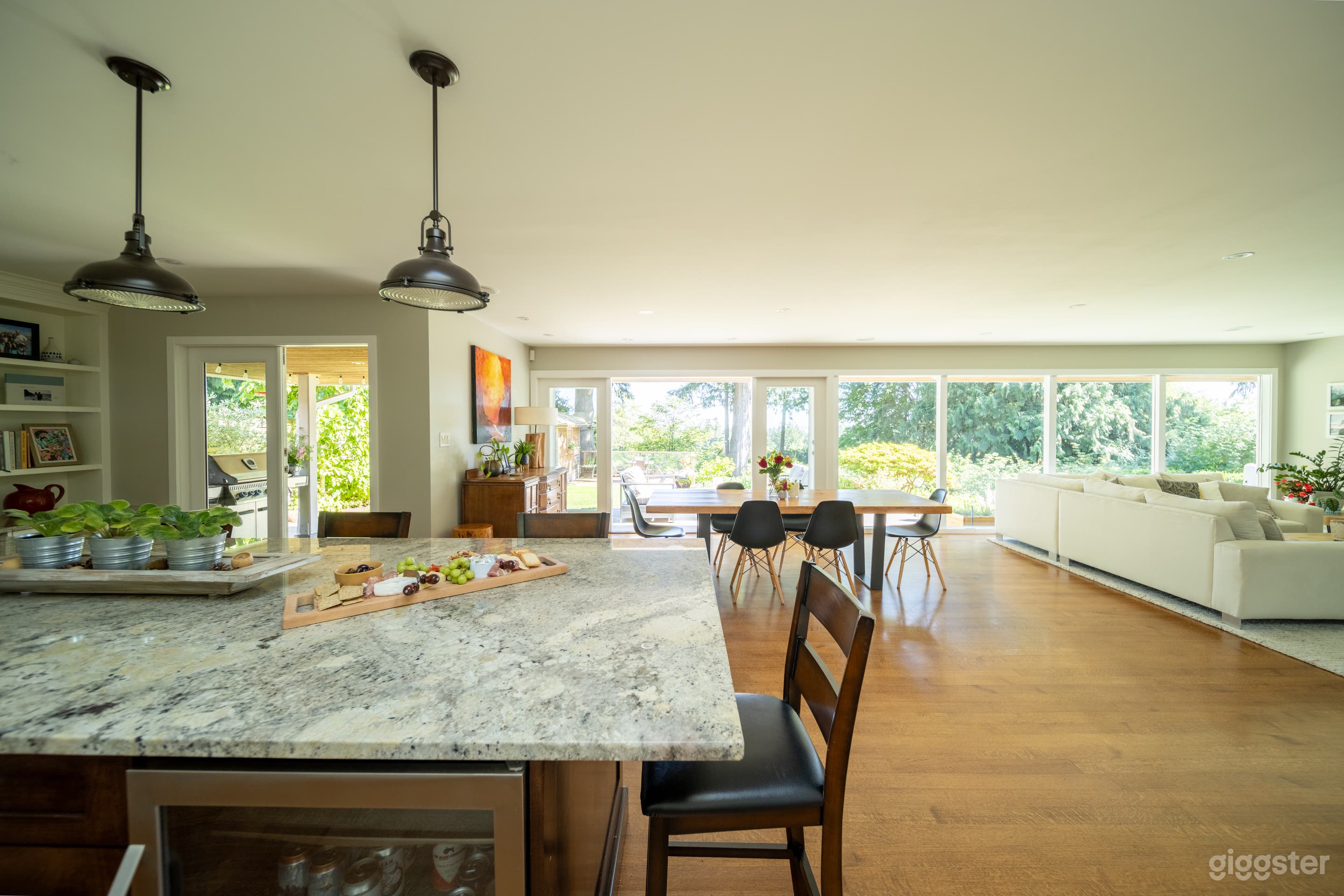 Open Concept Contemporary House with City Views Photo 1