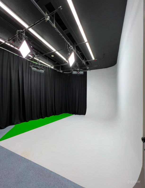 Cyc Wall/Green Screen (Production Studio) Photo 3