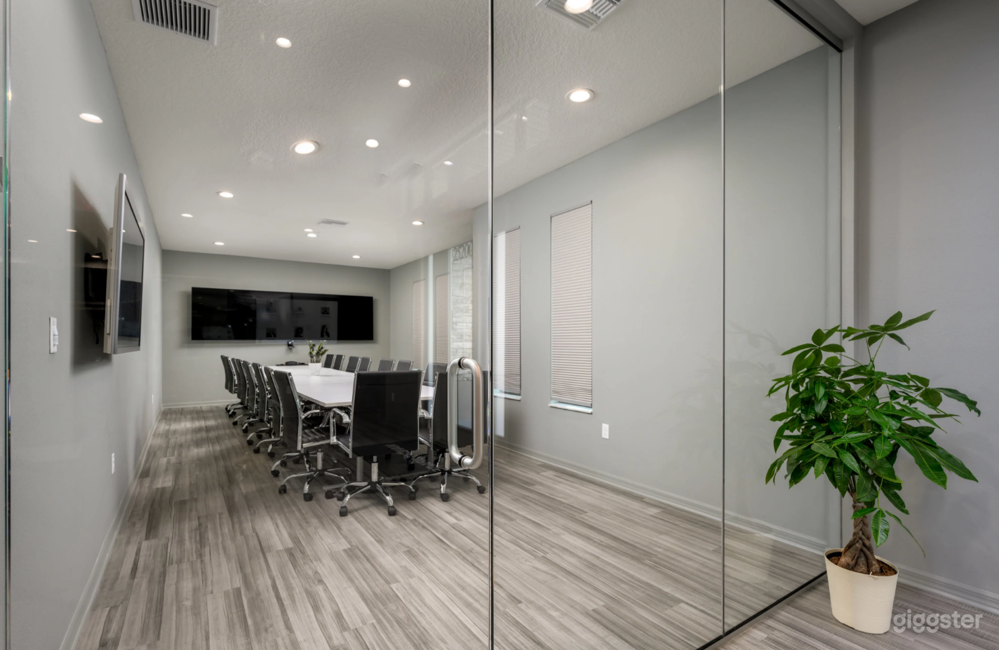 35 Person High Tech Conference Room Photo 2