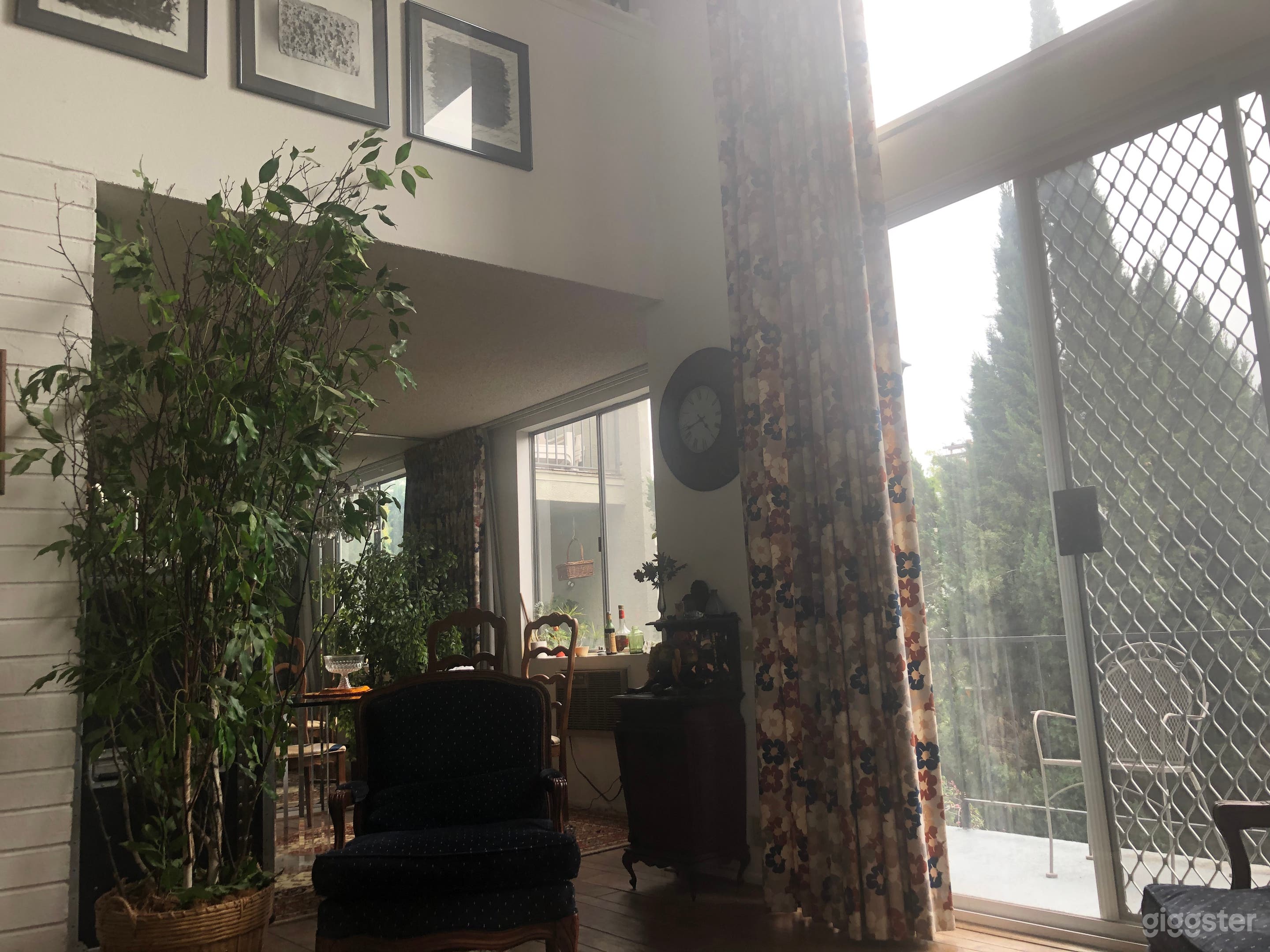 Charming Retro Condo 20ft ceilings in Brentwood  Photo 2