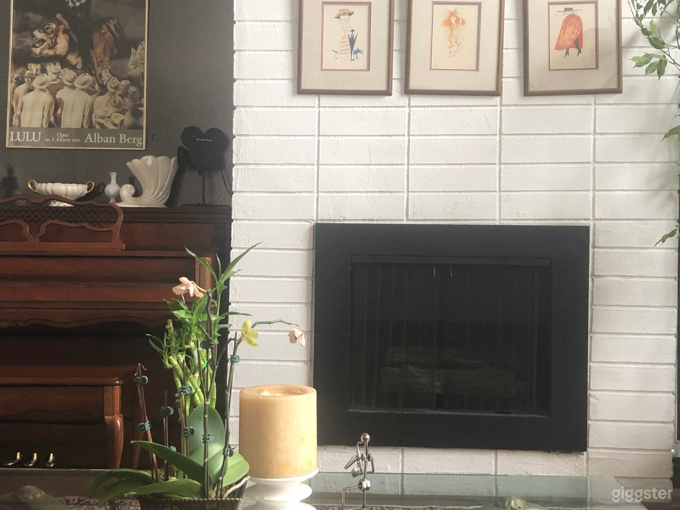 Charming Retro Condo 20ft ceilings in Brentwood  Photo 4