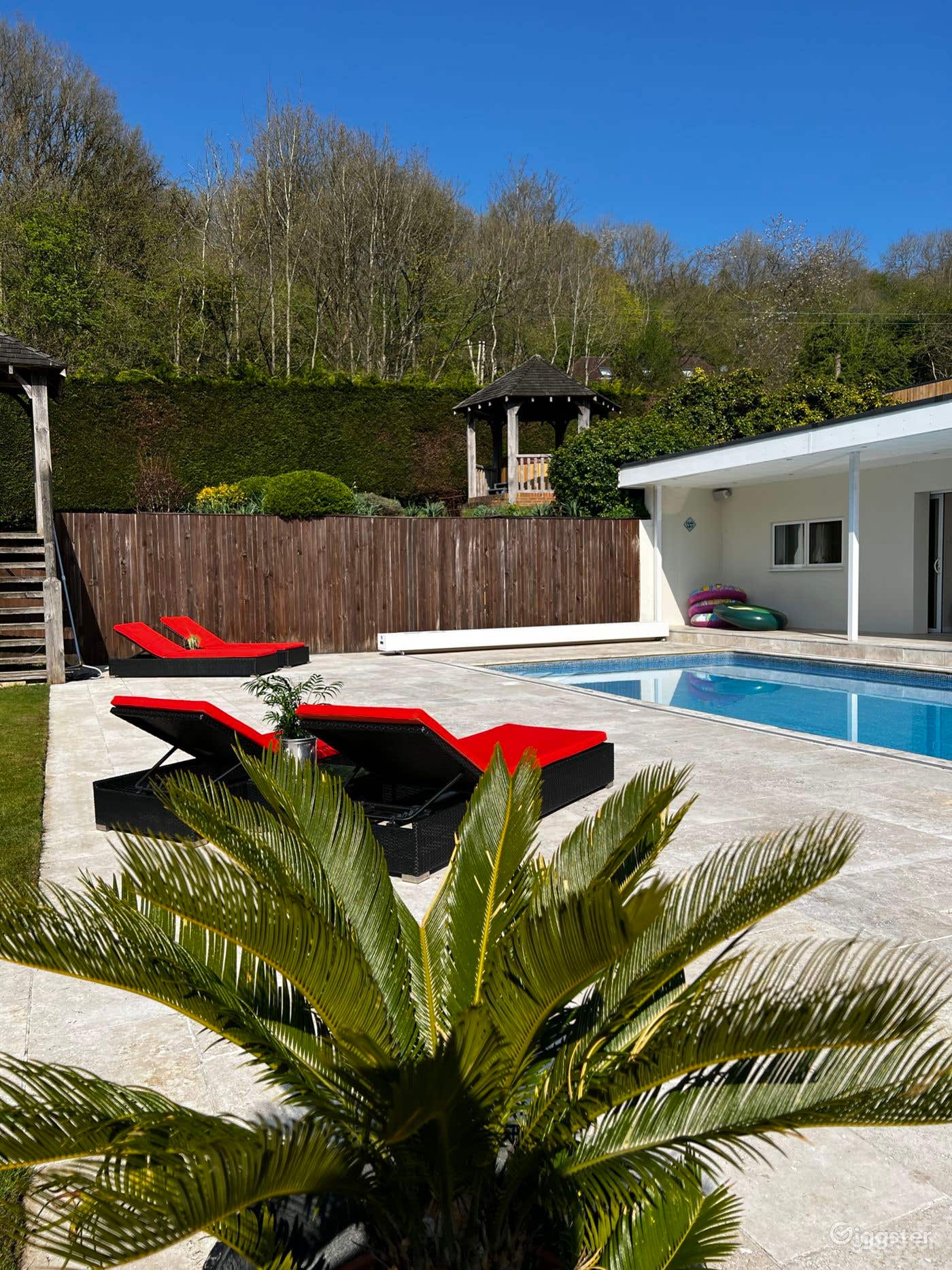 Sevenaoks Beautiful Pool Photo 4