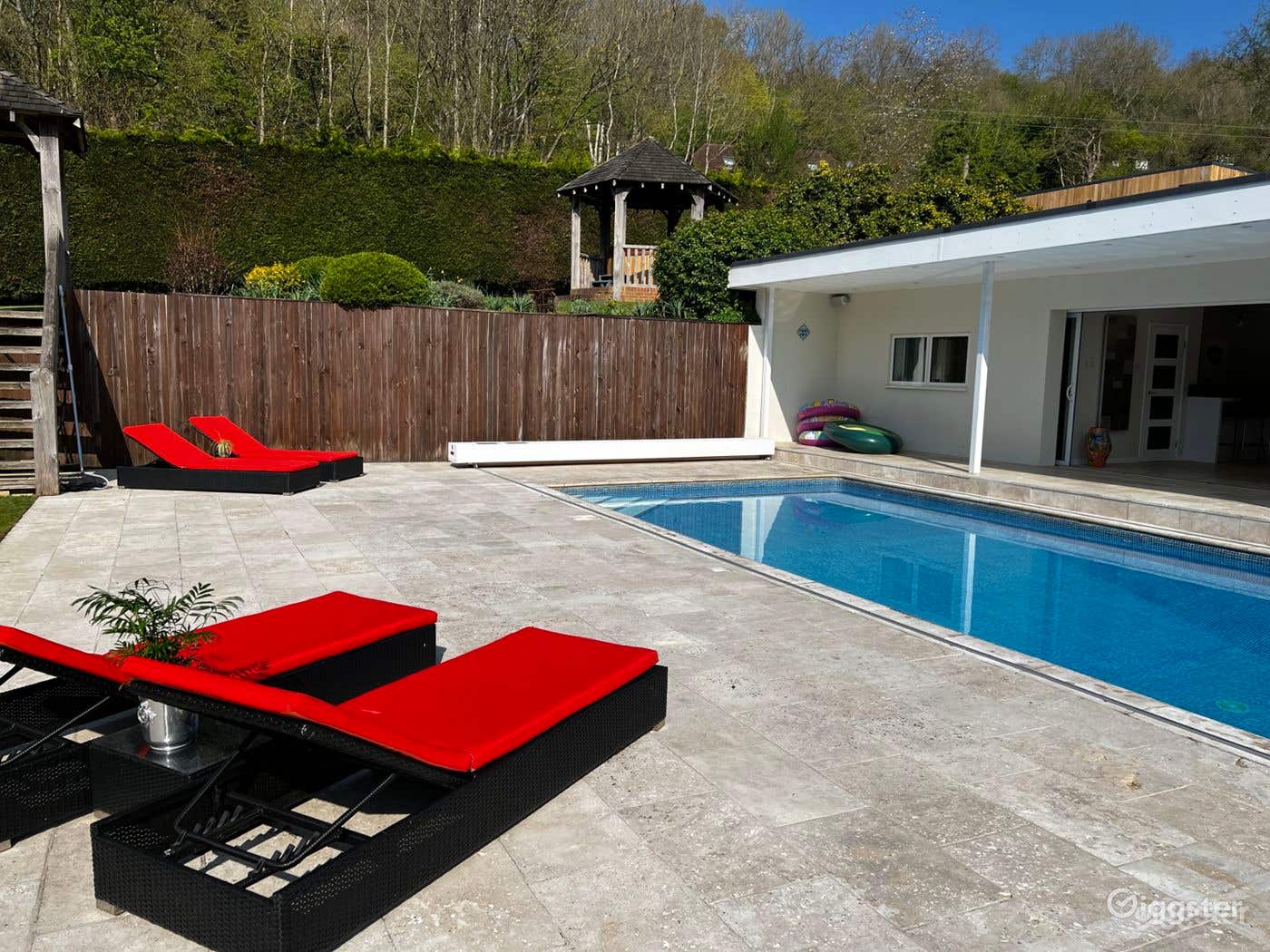 Sevenaoks Beautiful Pool Photo 1