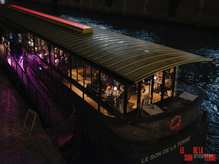  Unique Parisian Boat Venue – Flexible Space for Events 
