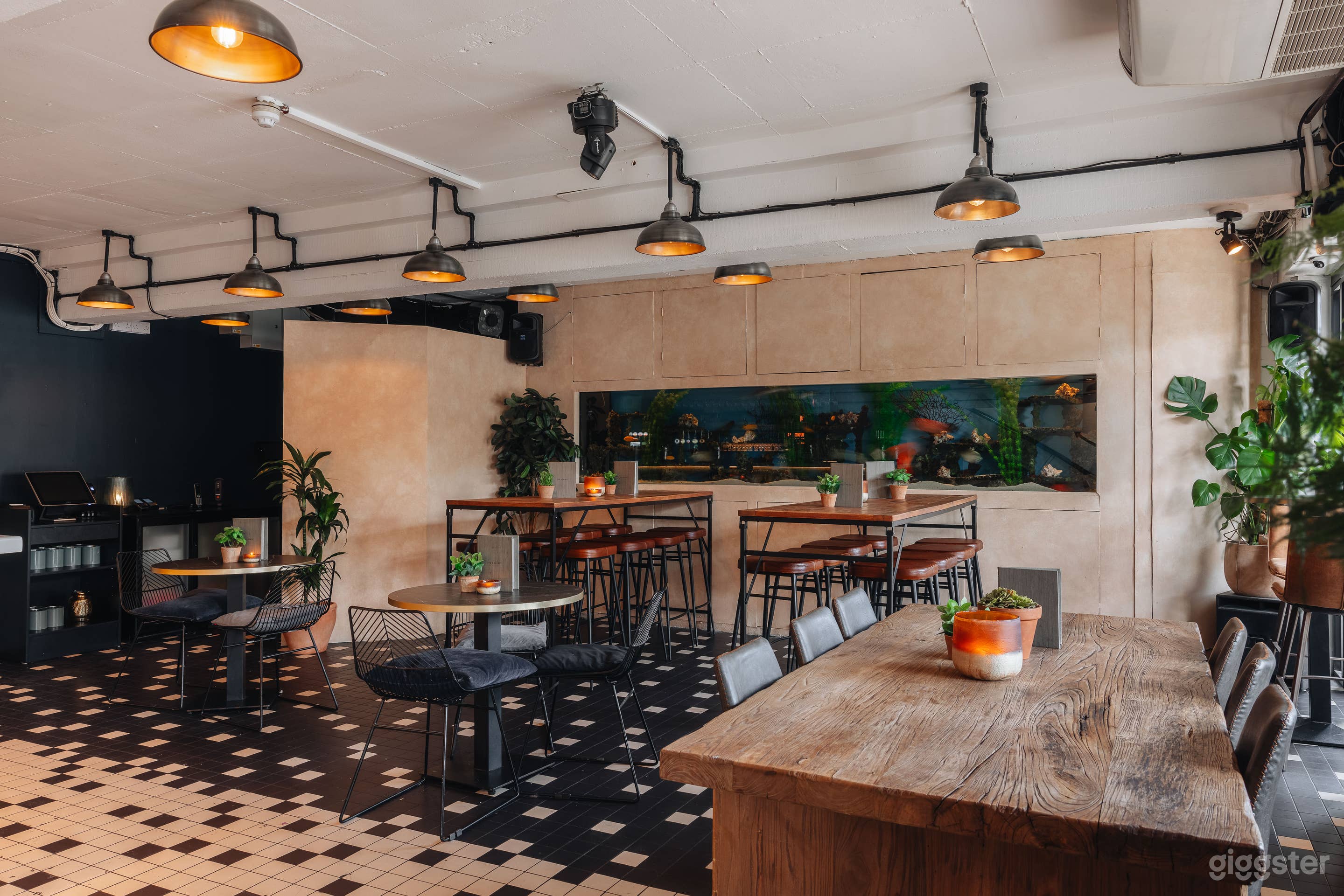 The Main Bar Photo 4