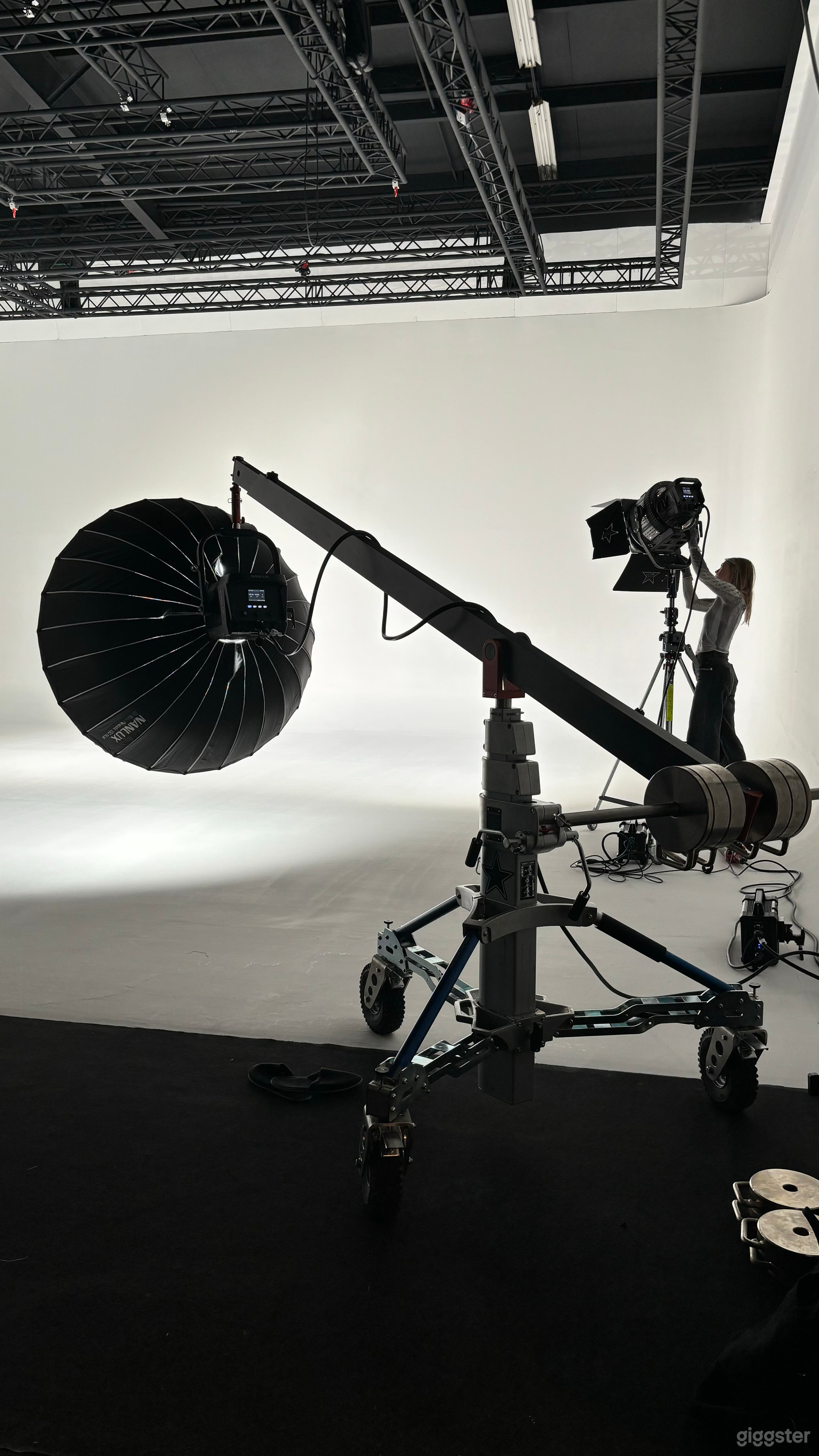 Spacious photo and video studio with 4-sided cyclorama Photo 4