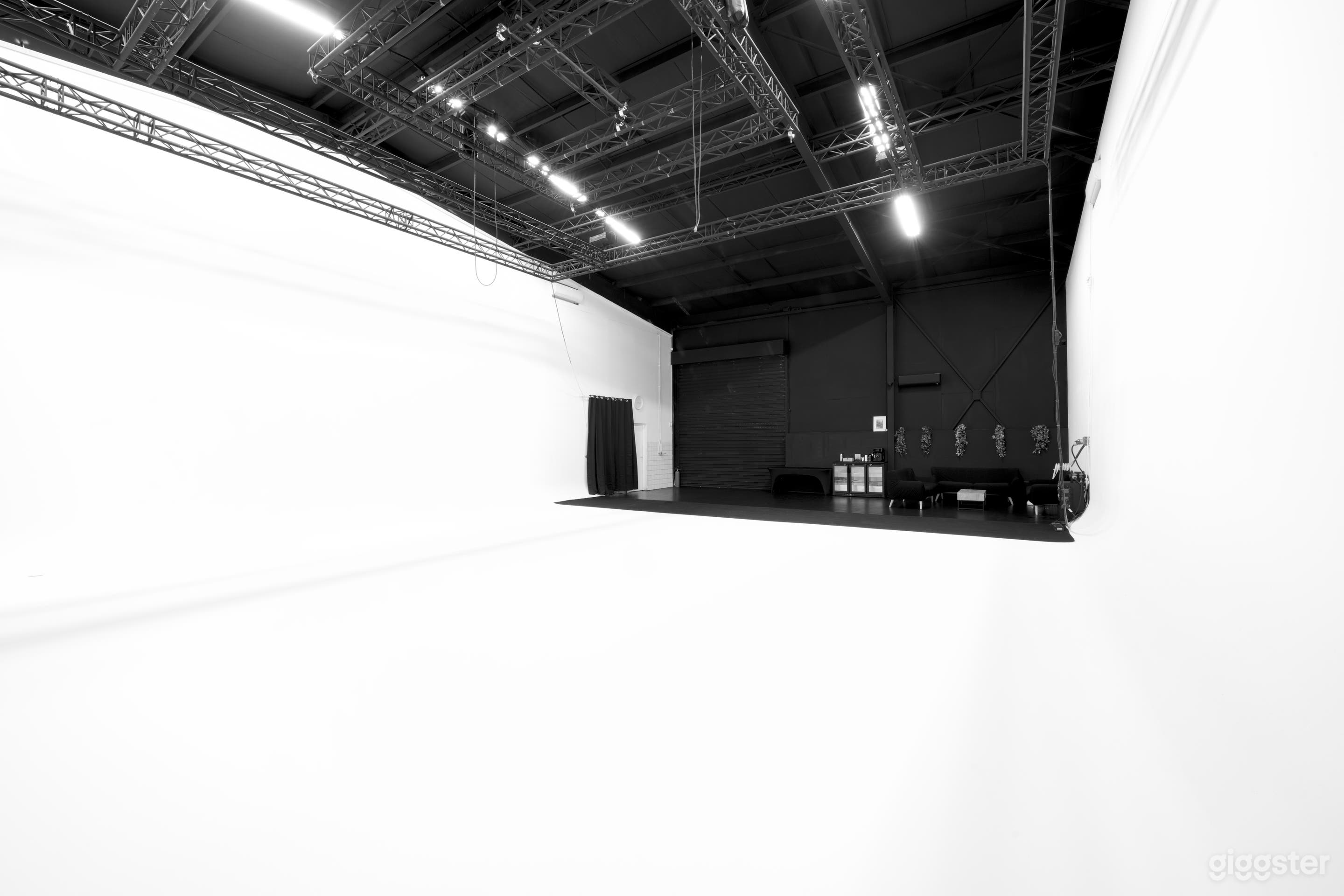 Spacious photo and video studio with 4-sided cyclorama Photo 3