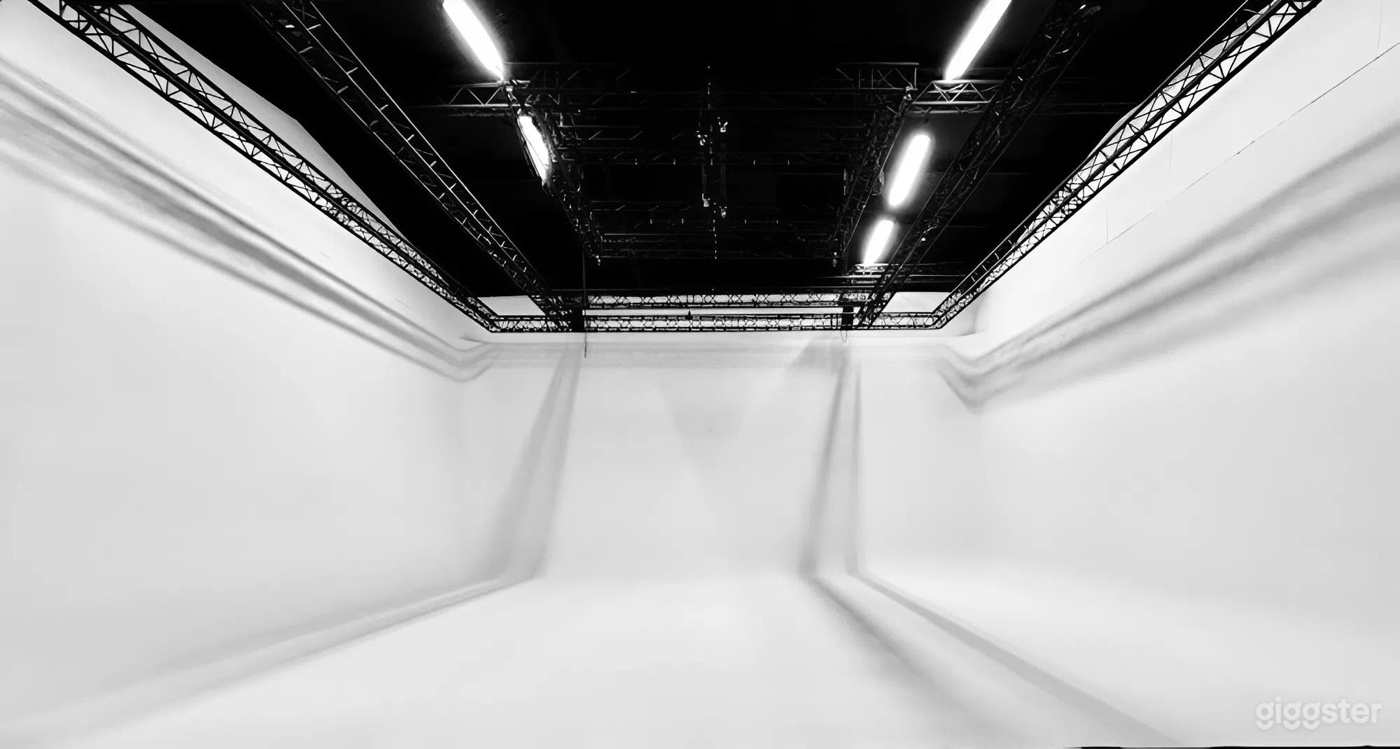 Spacious photo and video studio with 4-sided cyclorama Photo 2