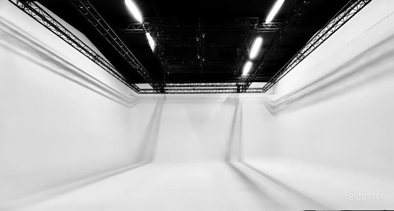  Studio photo et vidéo spacieux avec cyclorama à 4 faces 