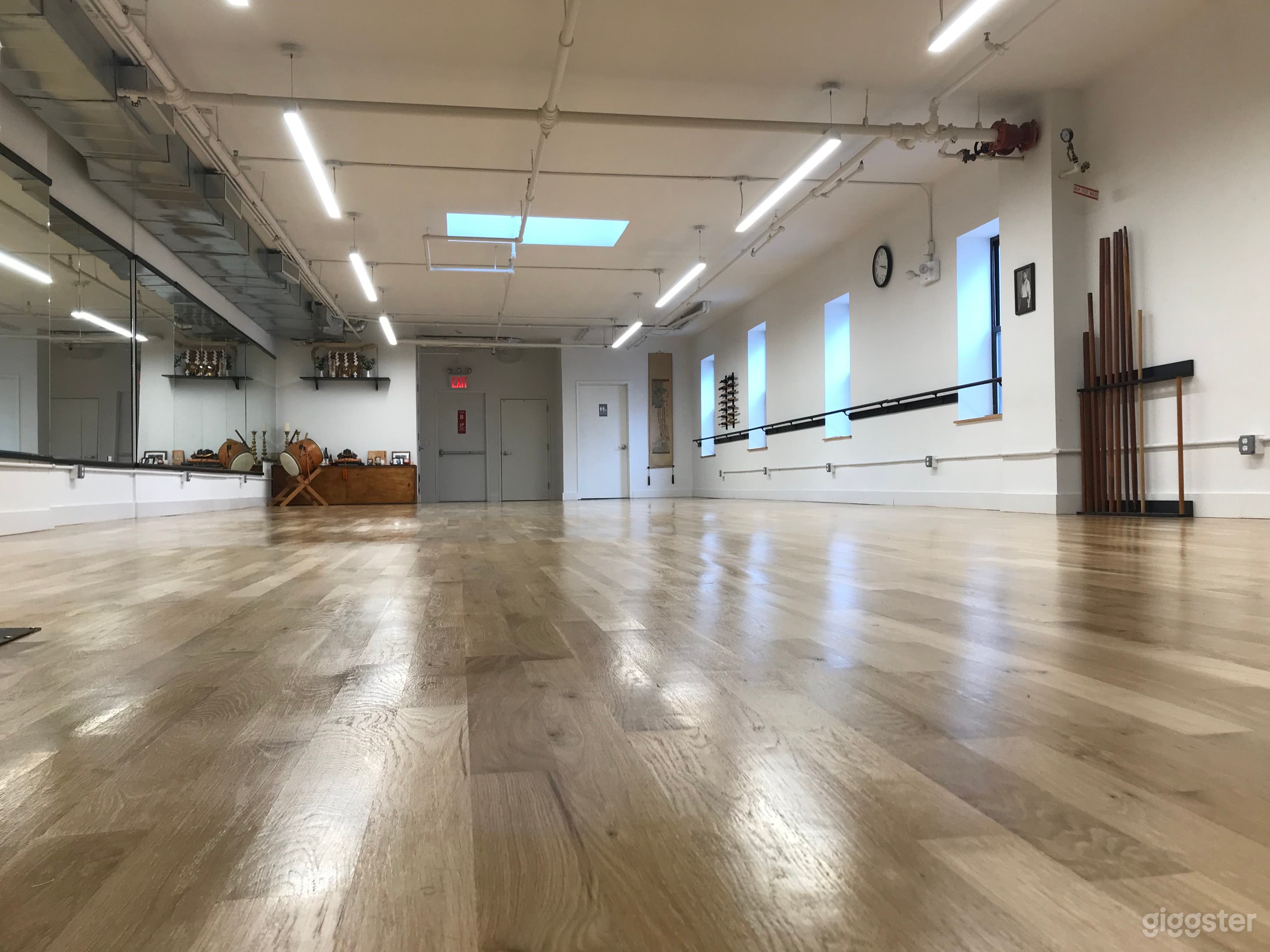 Large open studio filled with natural sunlight Photo 2