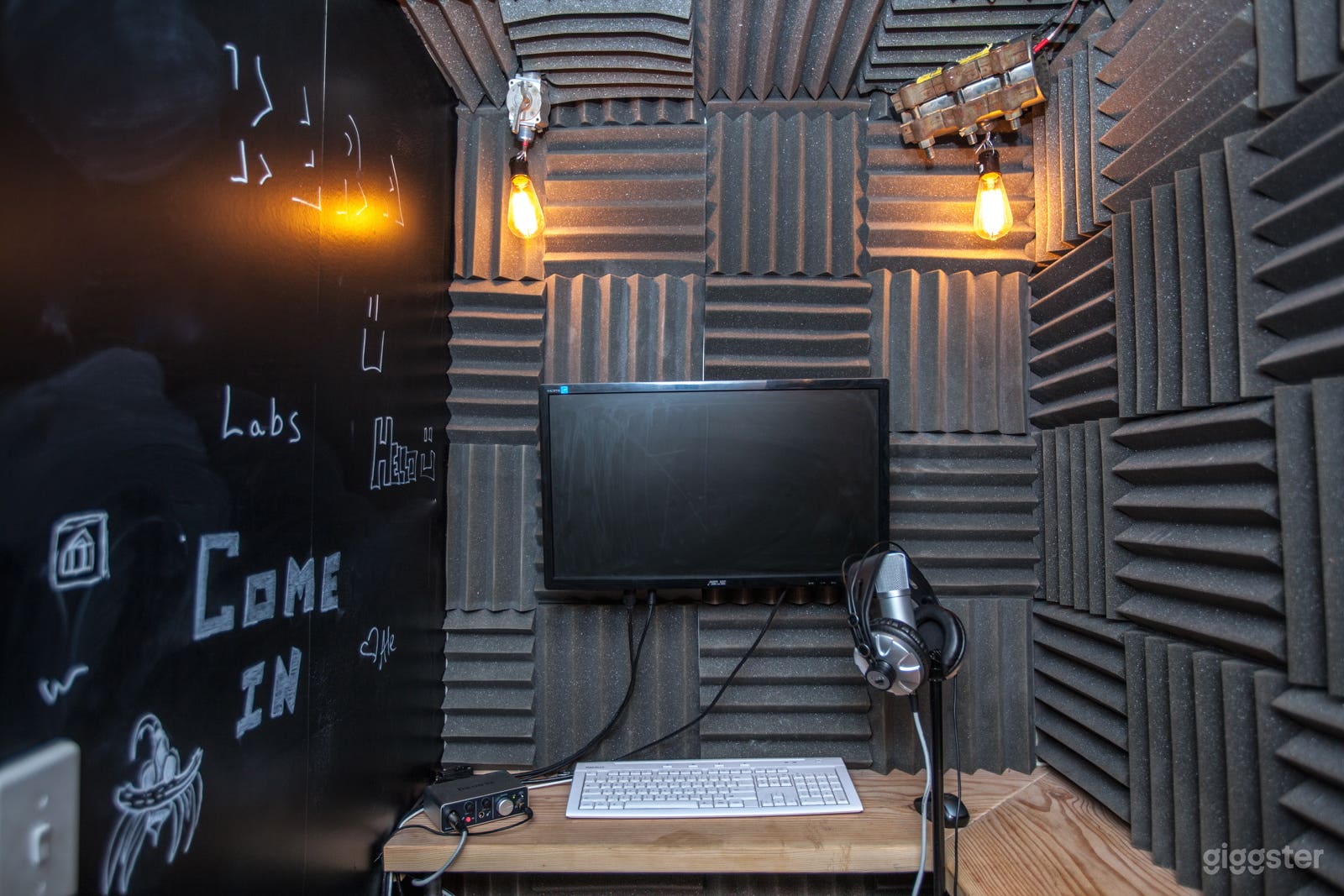 Cool &amp; Crafty Startup Office With Sleeping Pods Photo 4