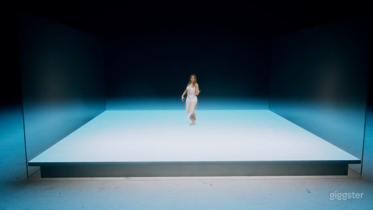  Espace Studio avec Décor Minimaliste en Cube 
