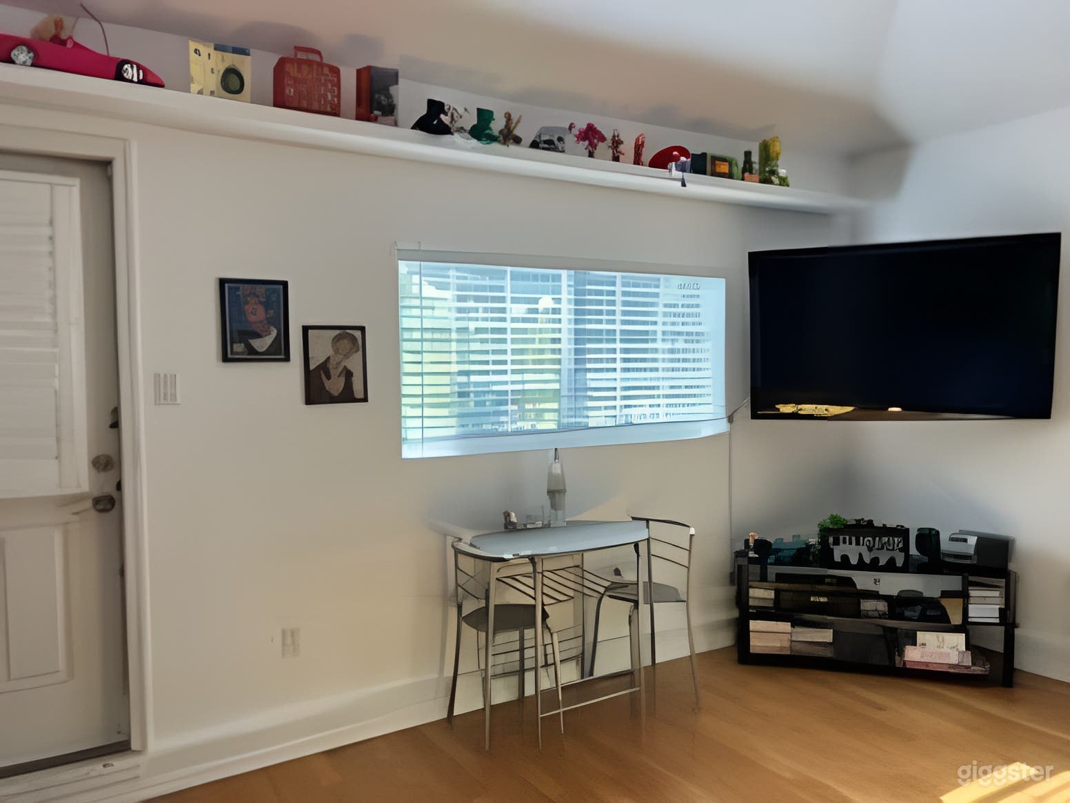 90s Themed Guest House (Back House) Photo 1