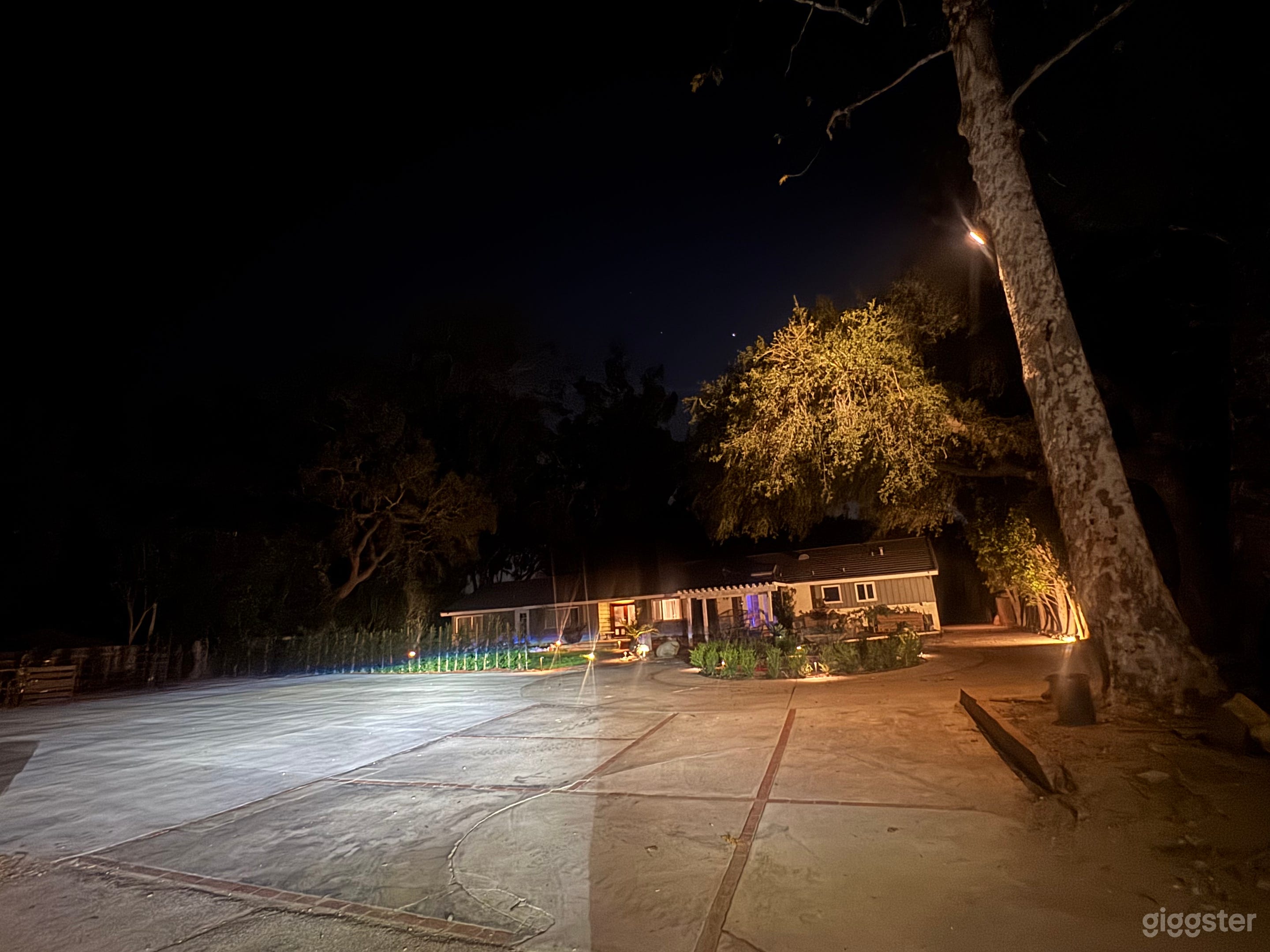 Large lot  ranch style  outside only Photo 1