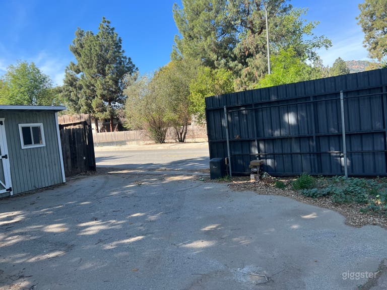  Large lot  ranch style  outside only 