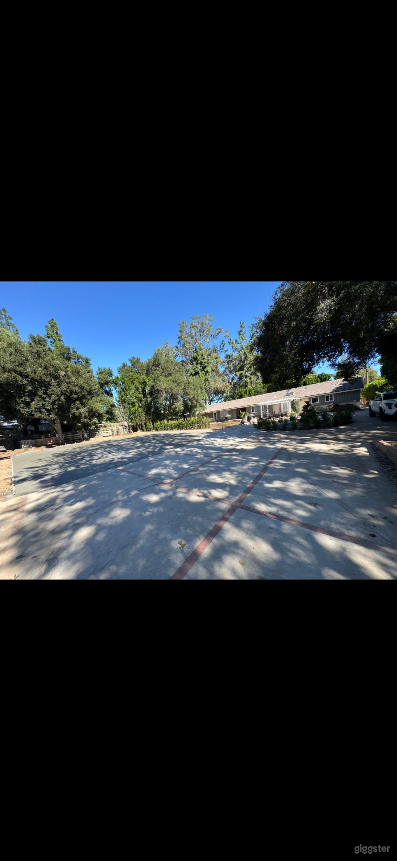 Large lot  ranch style  outside only Photo 1