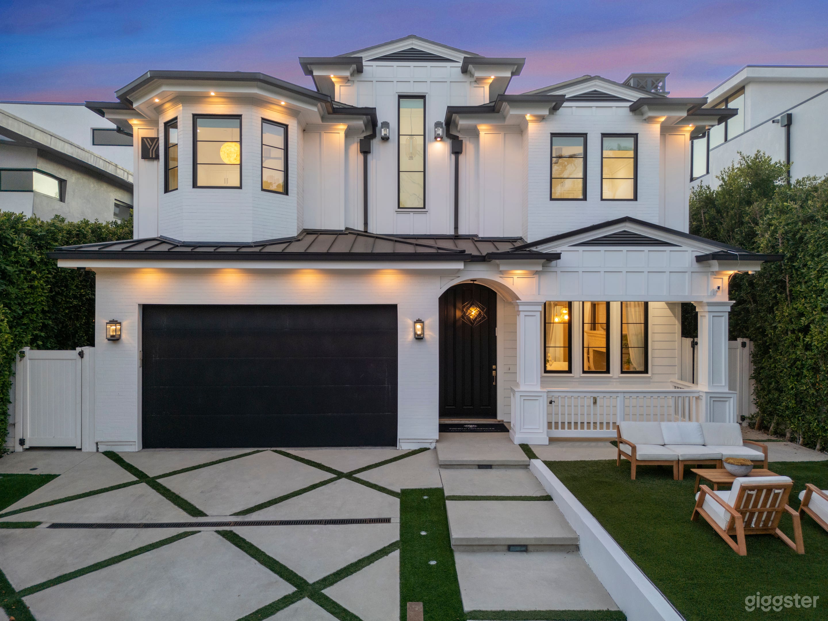 WHITE LUXE ESTATE WITH THEATER &amp; STATEMENT STAIRCASE Photo 2