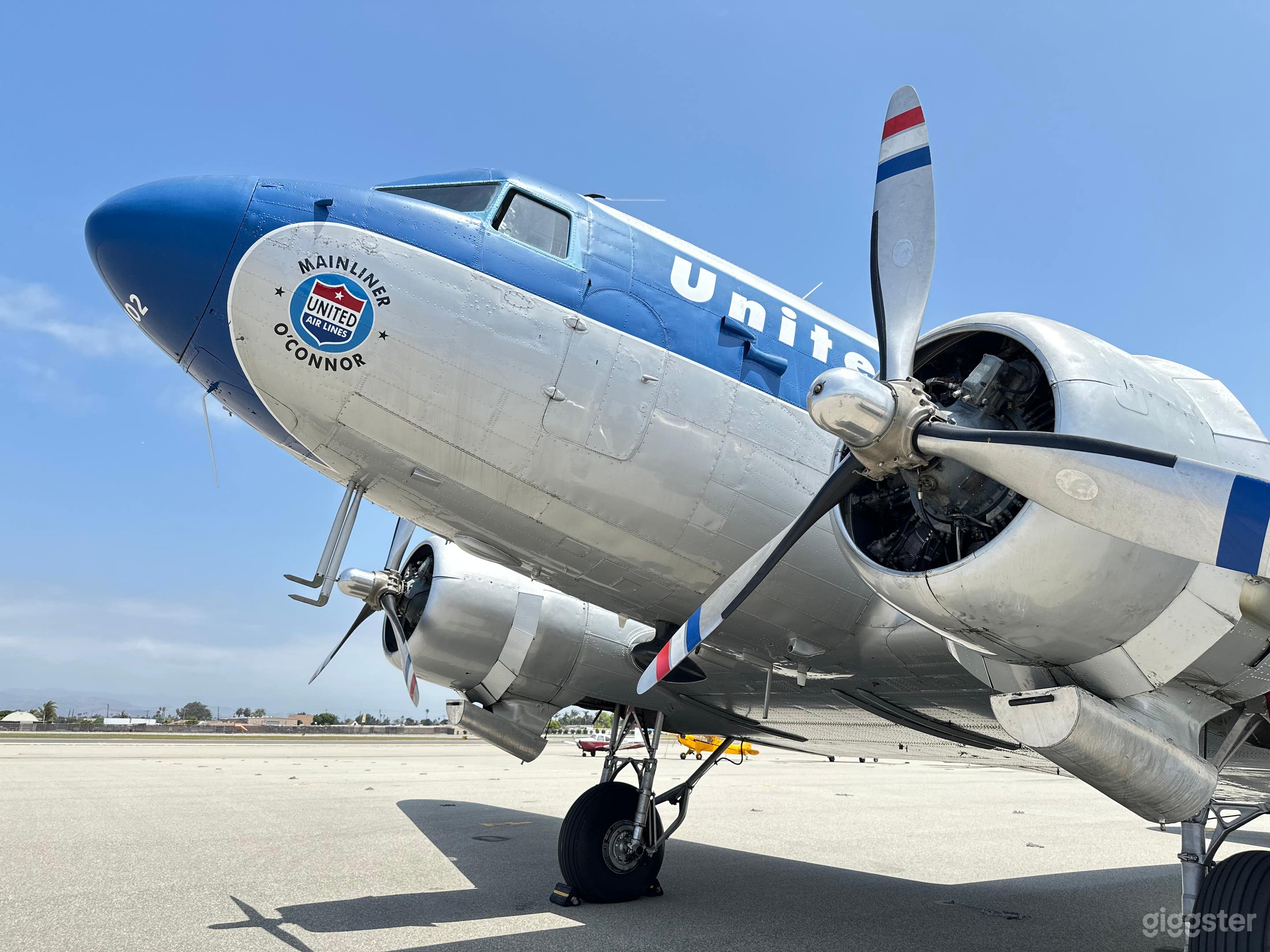 Historical Aircraft-DC3 Mainliner Photo 2