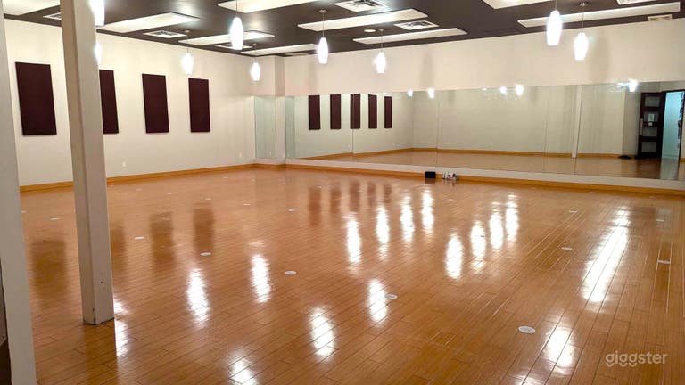  A heated yoga studio with a modern design, high ceilings, and ample space for group sessions. Ideal for hot yoga, fitness classes, or intimate wellness workshops. 