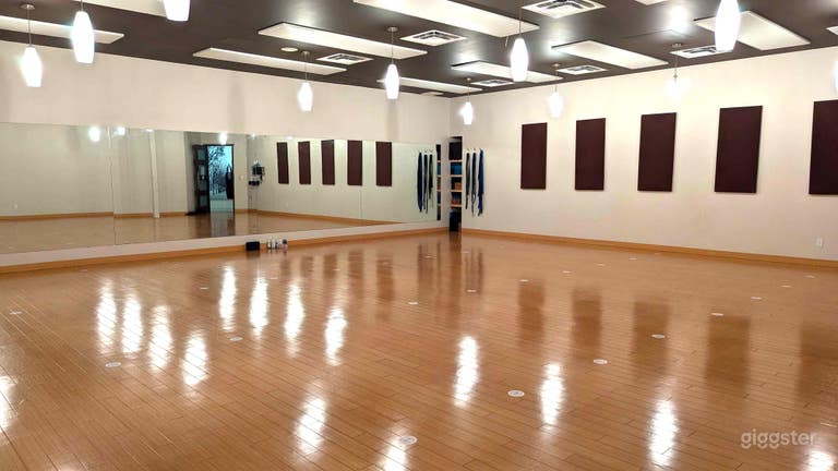 A beautifully designed open studio featuring hardwood floors, mirrored walls, and customizable lighting. Ideal for yoga classes, wellness workshops, dance rehearsals, or production shoots. 
