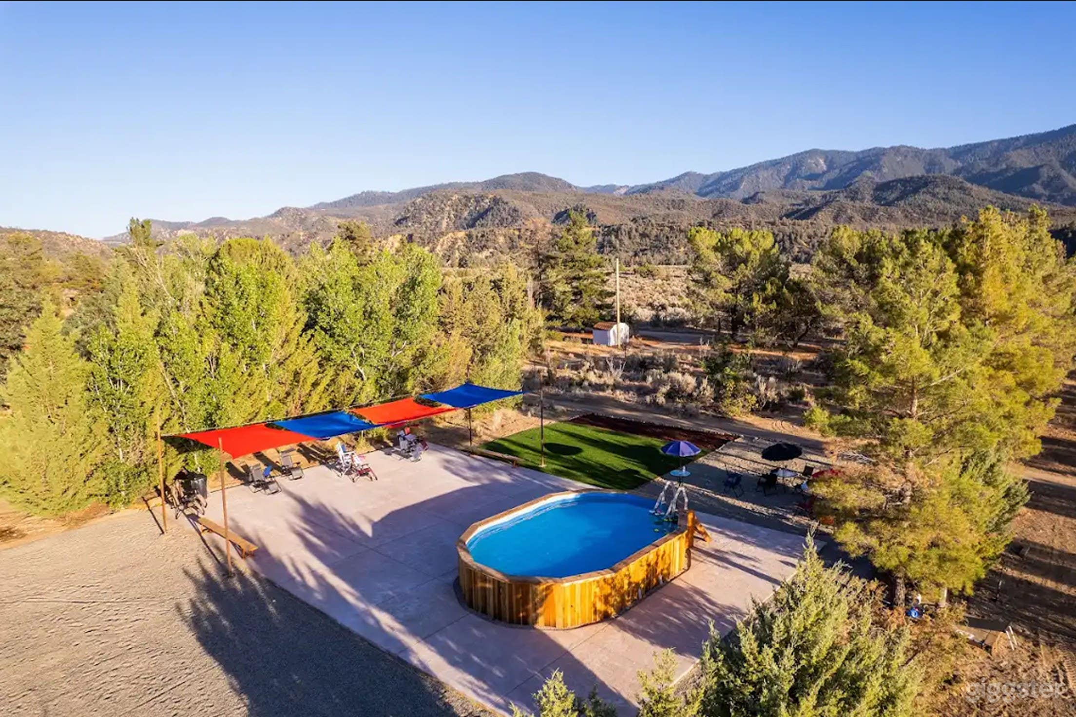 Outdoor Pool &amp; Hot Tub Retreat Photo 2