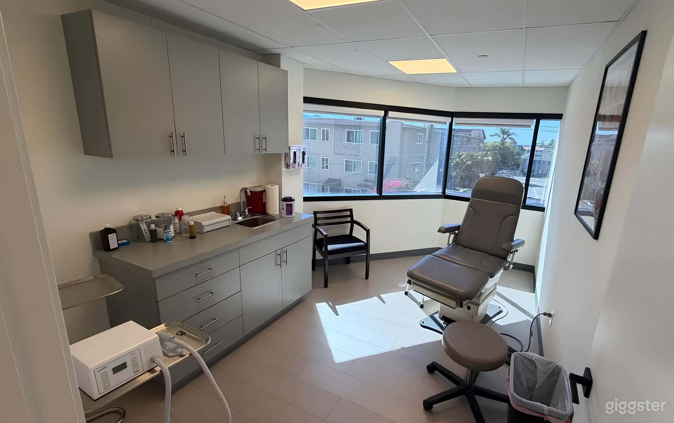 Fully Equipped Doctor's Clinic Photo 4