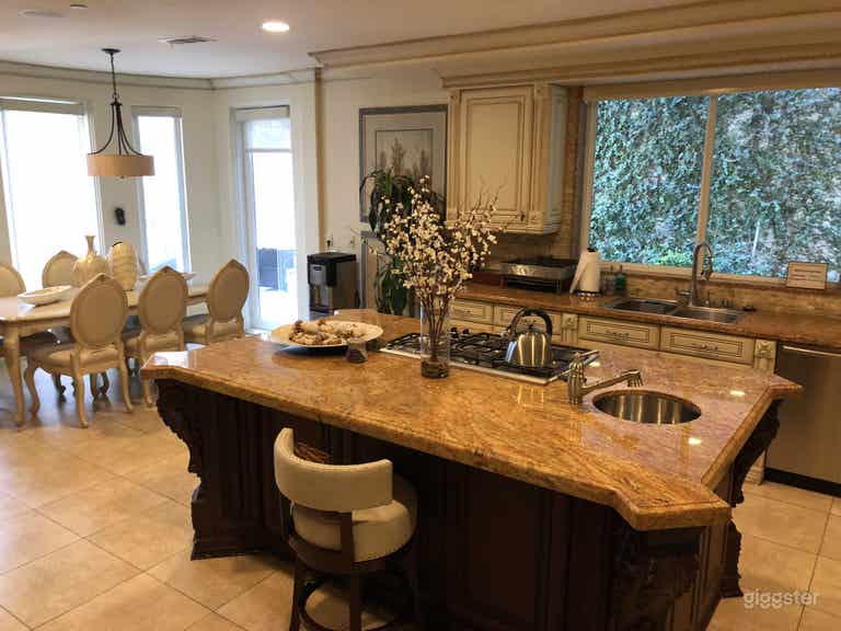  Beverly Hills Mansion with Patio Dining 