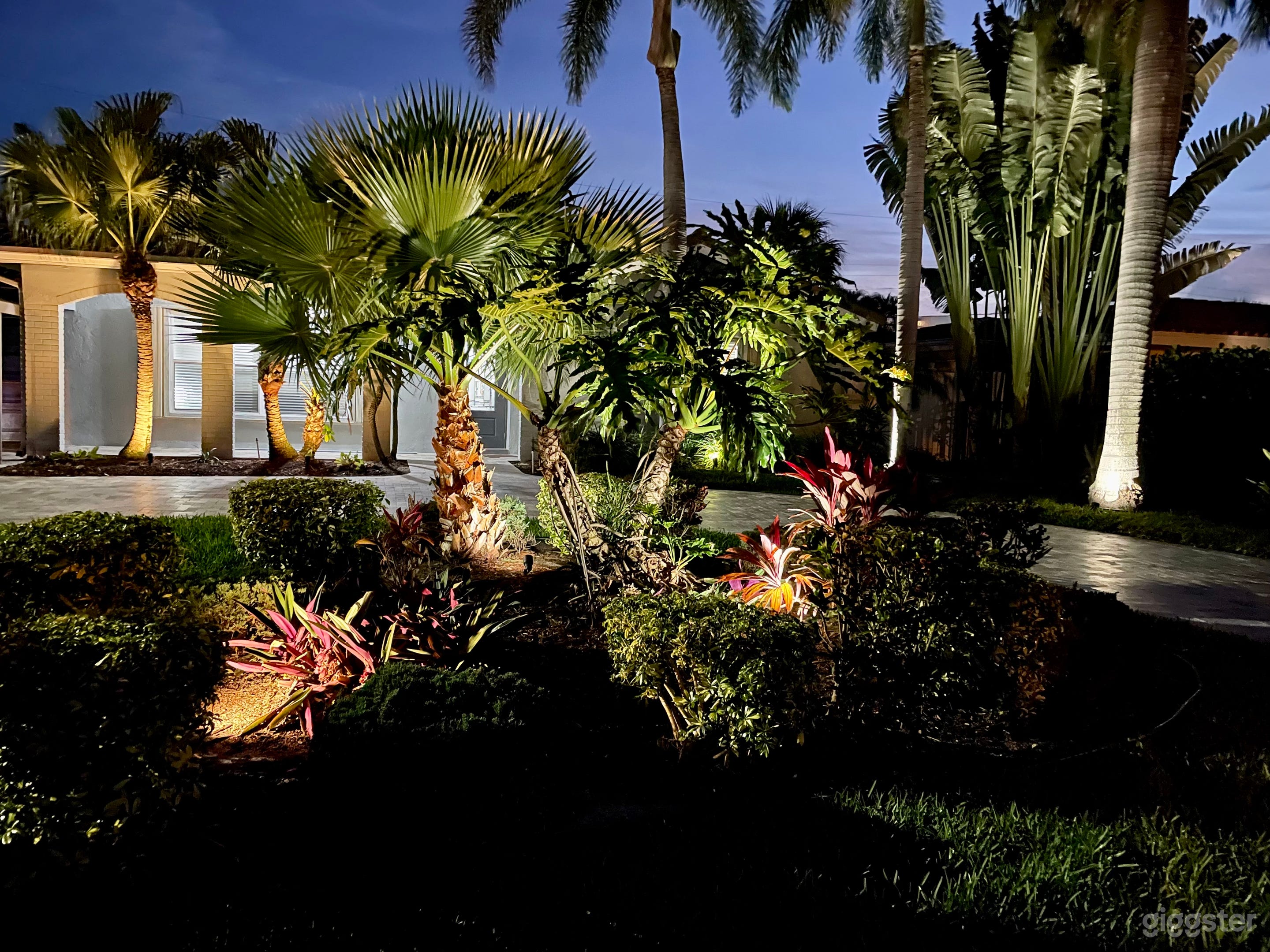 2/2 Gorgeous Modern Beach House Photo 1