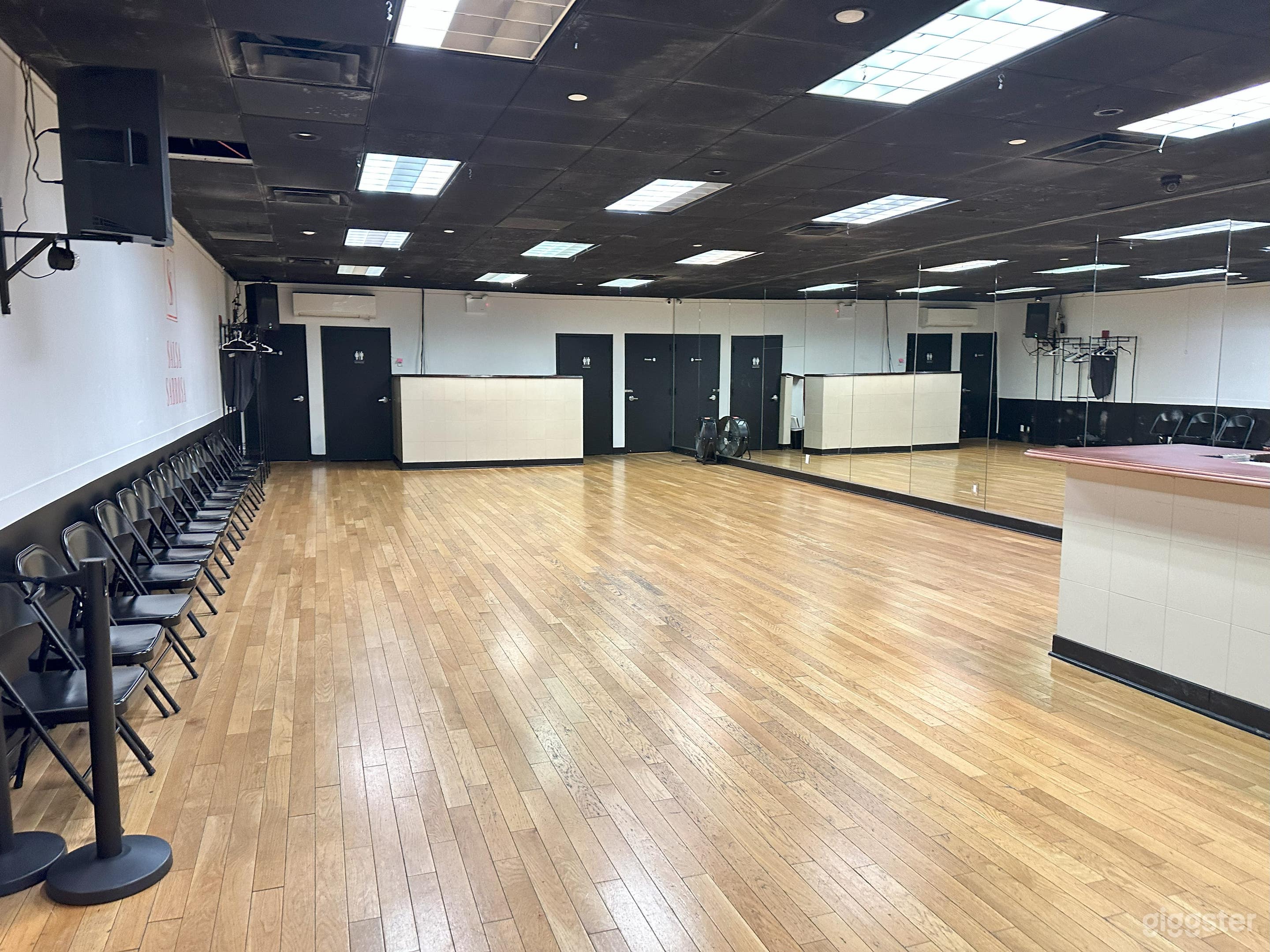 Spacious Versatile (+2000 Sqf) Photo 2