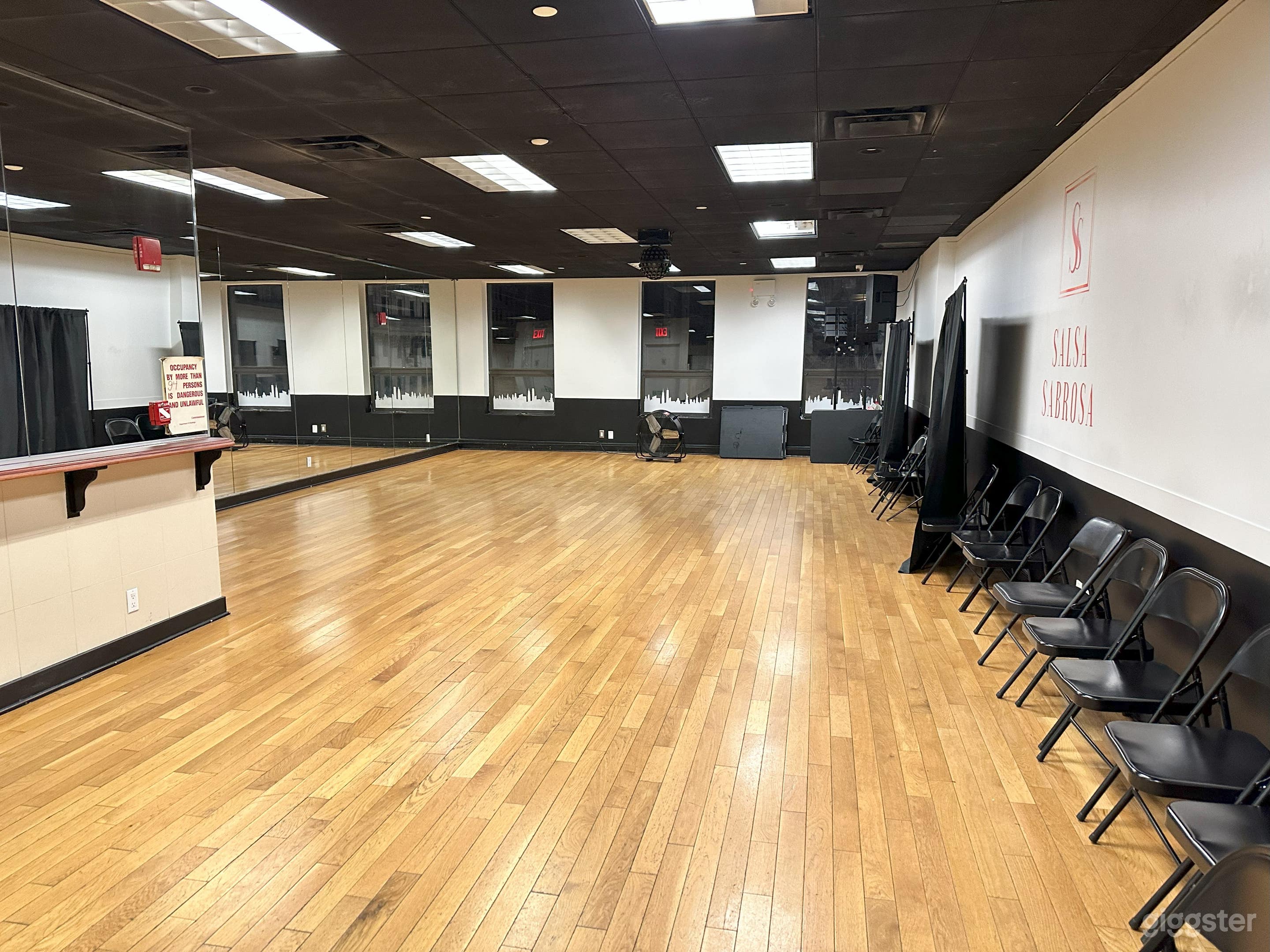 Spacious Versatile (+2000 Sqf) Photo 3