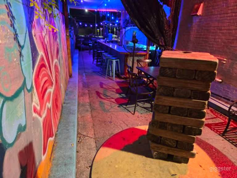  Lugar de Eventos Vibrante para Club Nocturno con Escenario para DJ, Bar, Patio Chic 