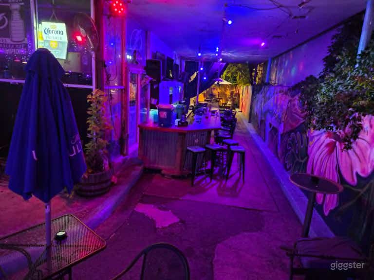  Lugar de Eventos Vibrante para Club Nocturno con Escenario para DJ, Bar, Patio Chic 