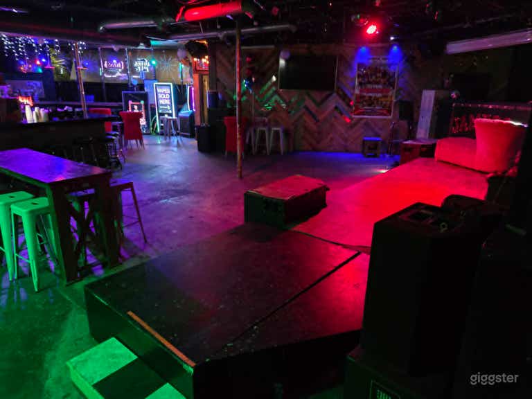  Lugar de Eventos Vibrante para Club Nocturno con Escenario para DJ, Bar, Patio Chic 
