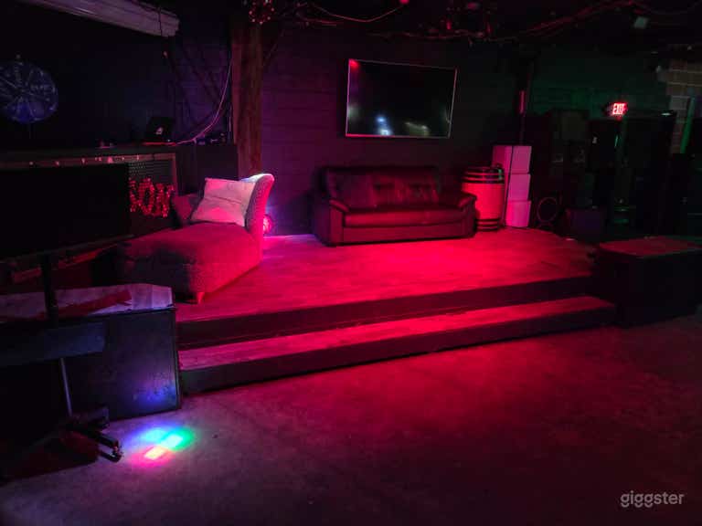 Lugar de Eventos Vibrante para Club Nocturno con Escenario para DJ, Bar, Patio Chic 