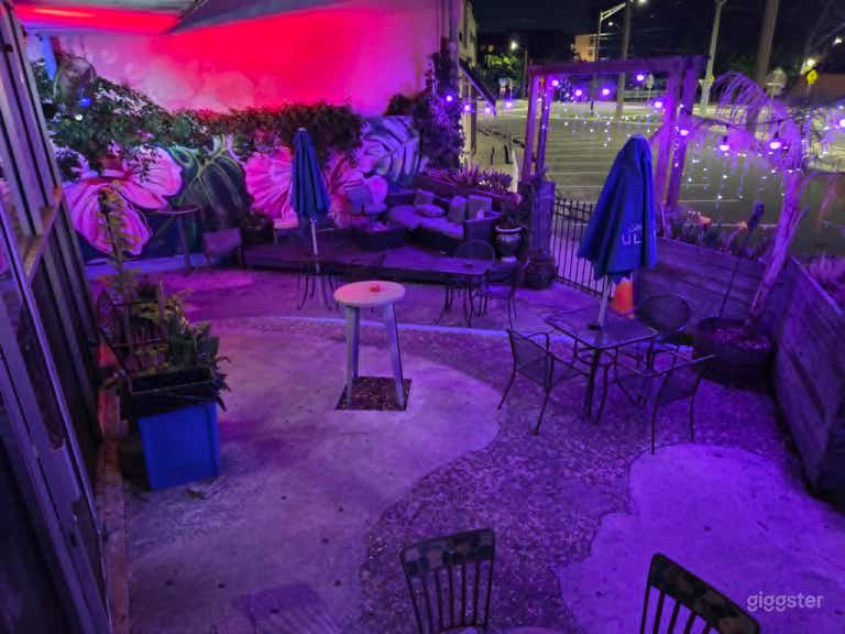  Lugar de Eventos Vibrante para Club Nocturno con Escenario para DJ, Bar, Patio Chic 