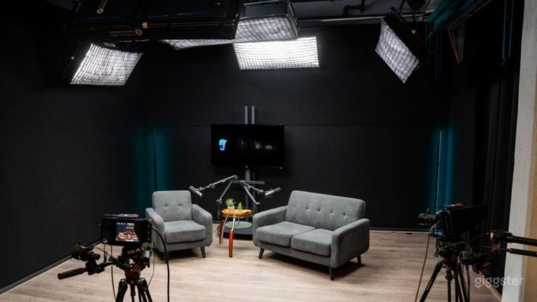  Podcast Studio 