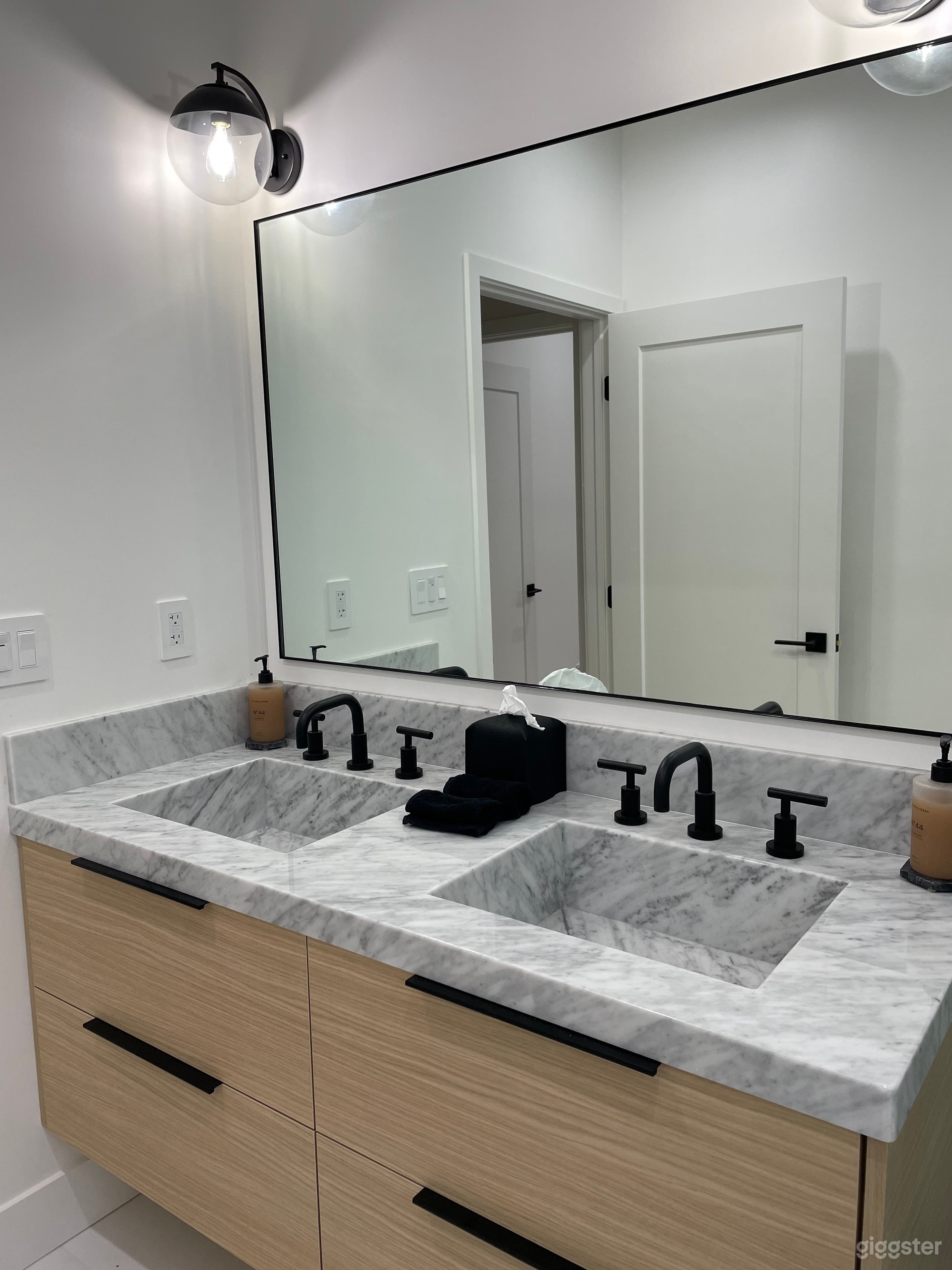 Double-sink guest bathroom