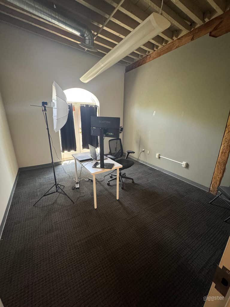  Photography Studio with Green Screens and Backd 