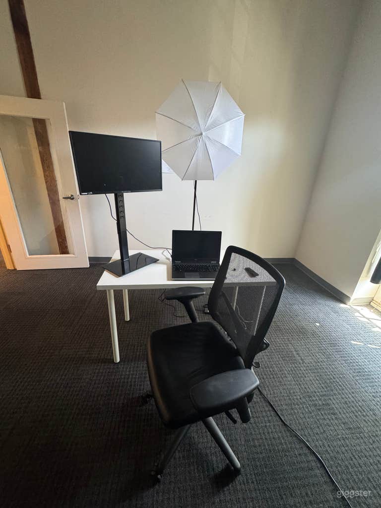  Photography Studio with Green Screens and Backd 