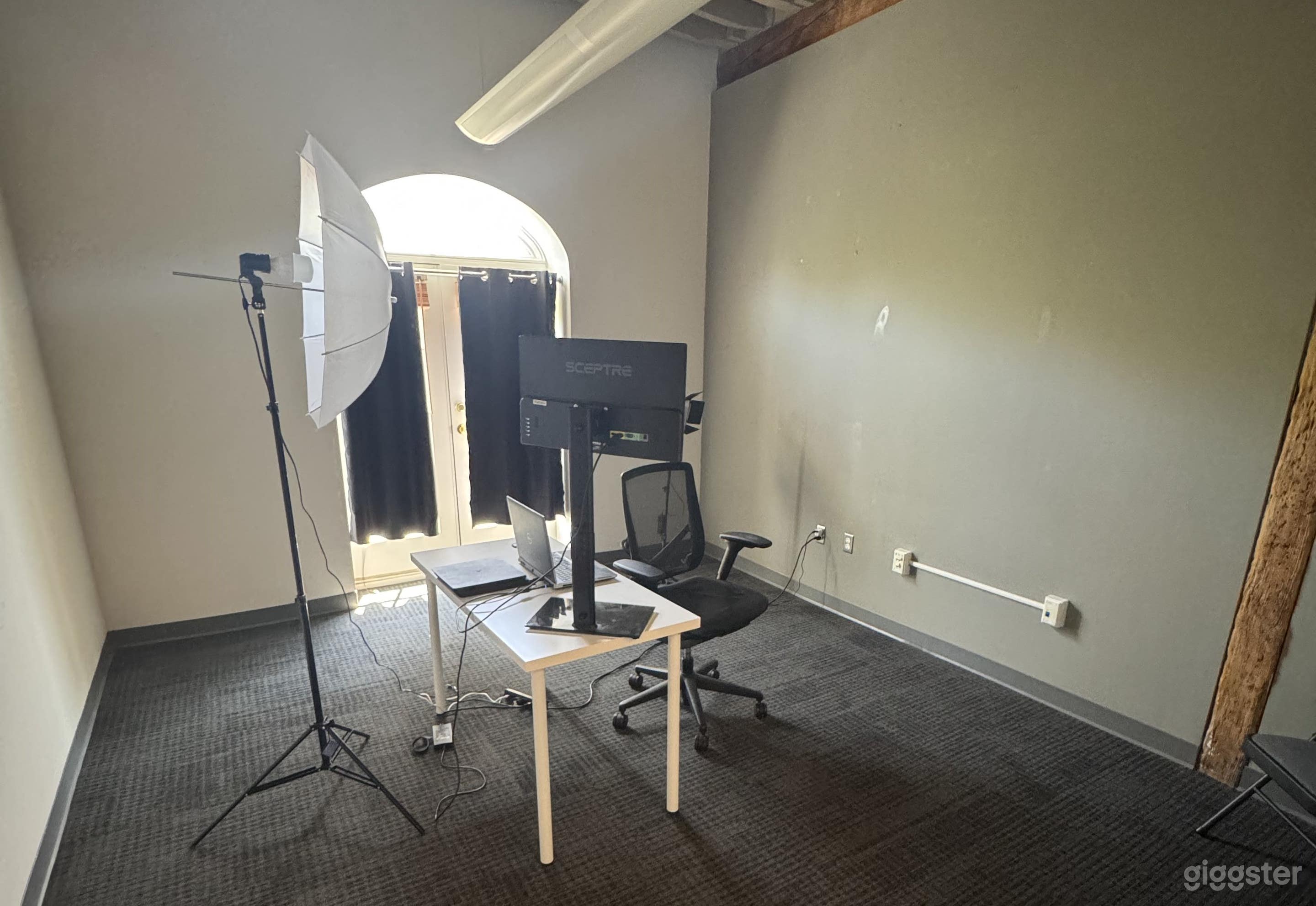 Photography Studio with Green Screens and Backd Photo 1