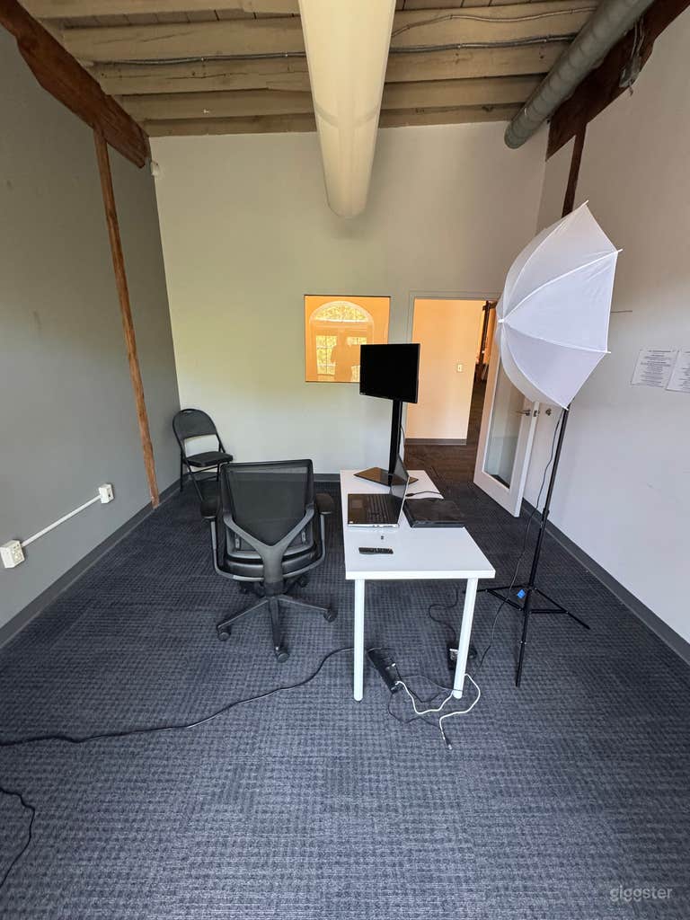  Photography Studio with Green Screens and Backd 