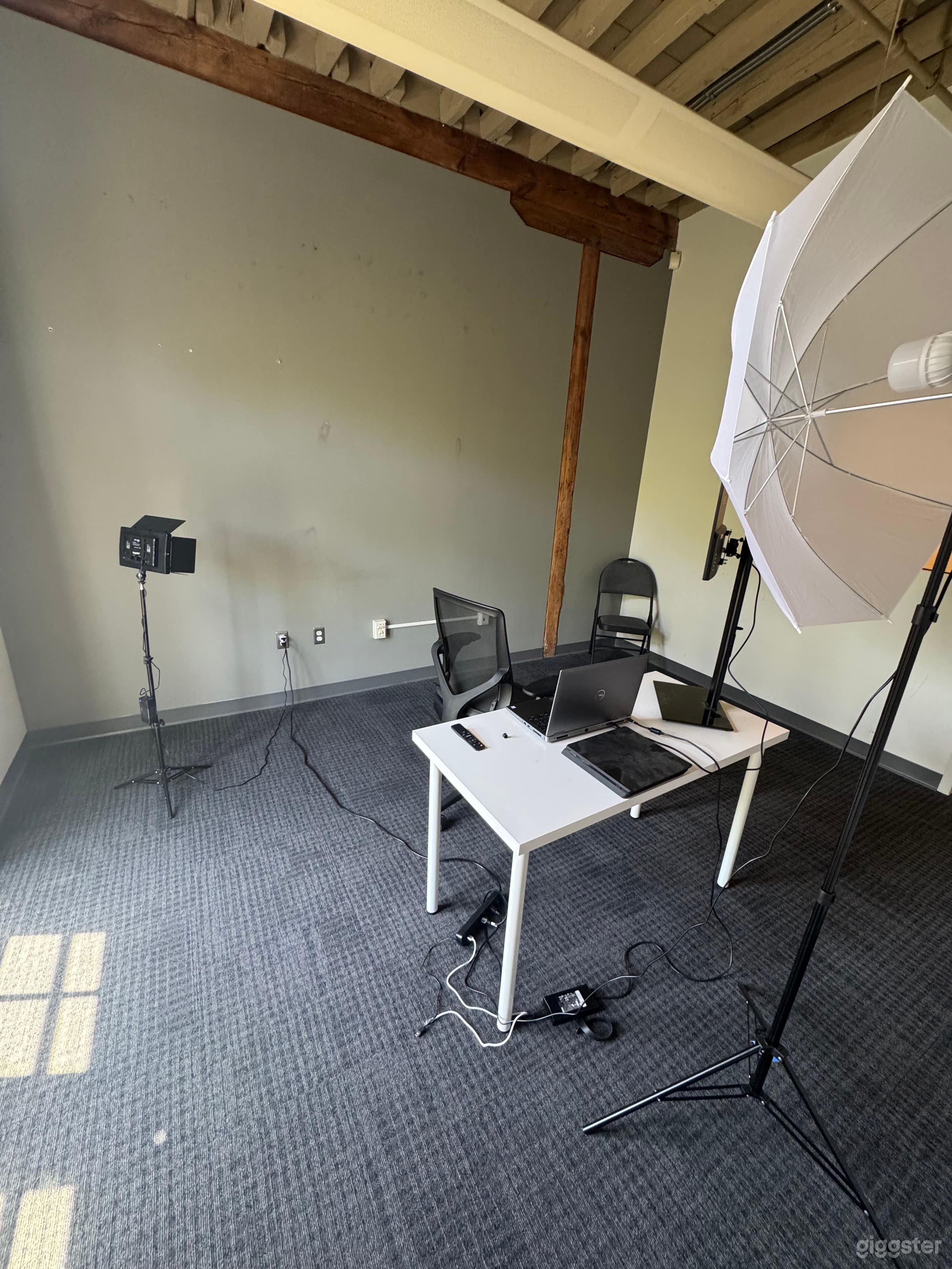 Photography Studio with Green Screens and Backd Photo 3