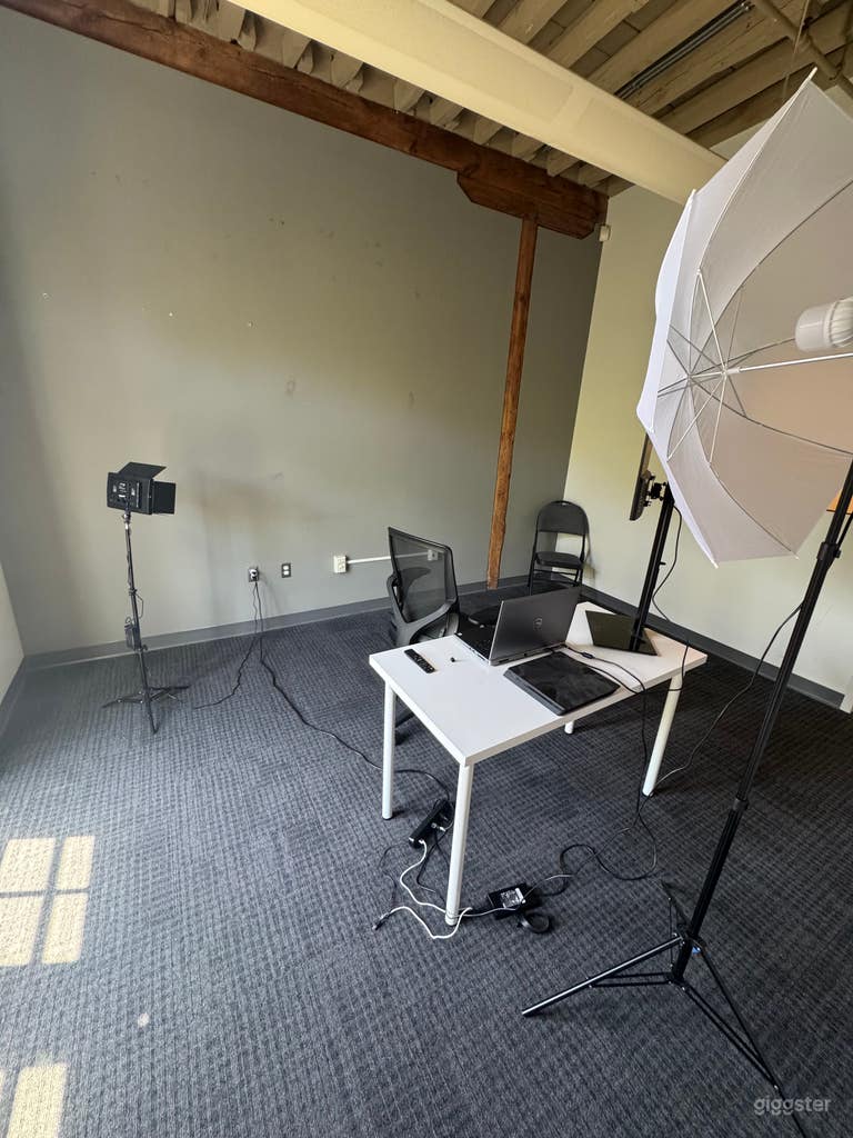  Photography Studio with Green Screens and Backd 