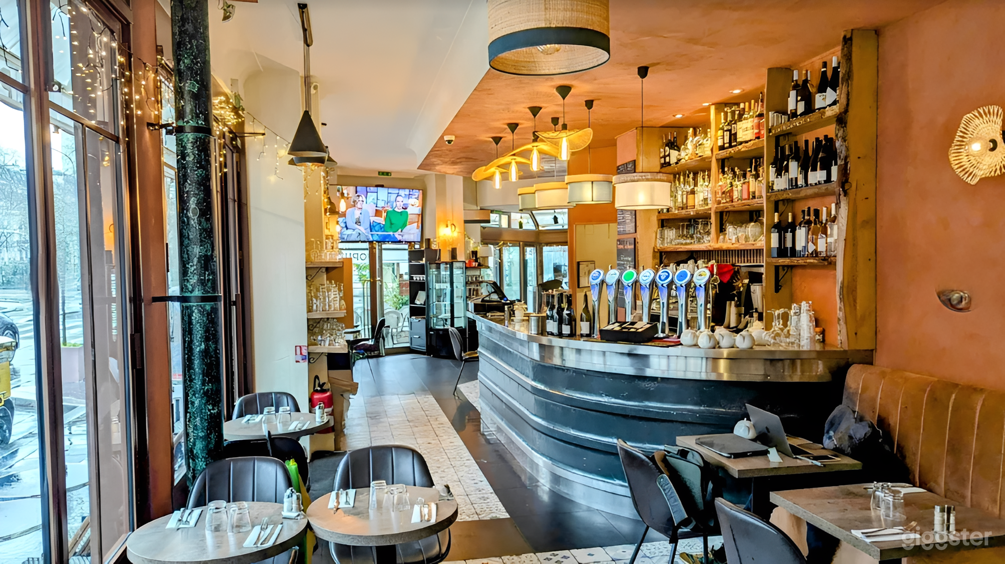 Photo de Restaurant européen et bar à cocktails chic au décor moderne 1