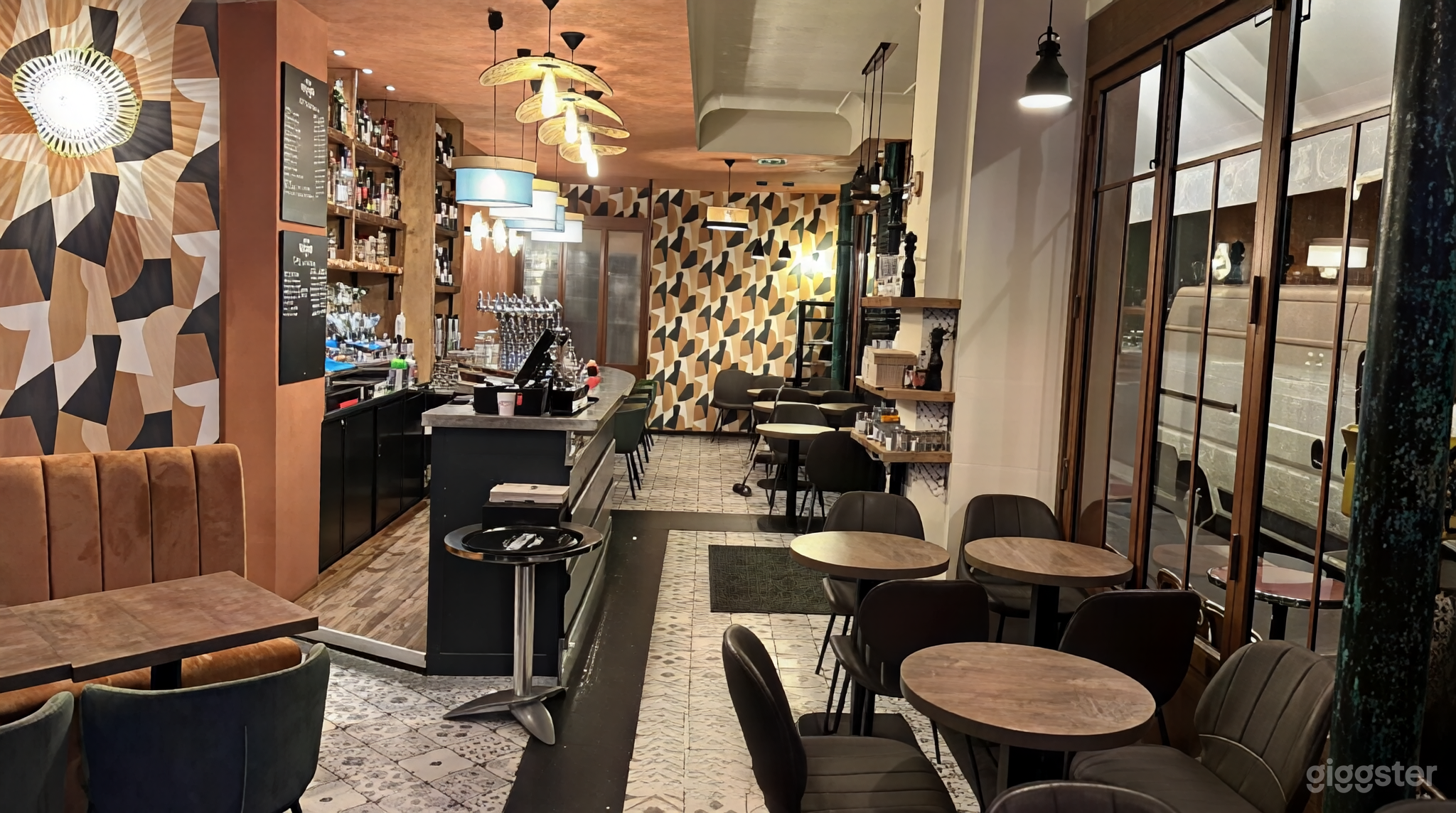 Photo de Restaurant européen et bar à cocktails chic au décor moderne 3