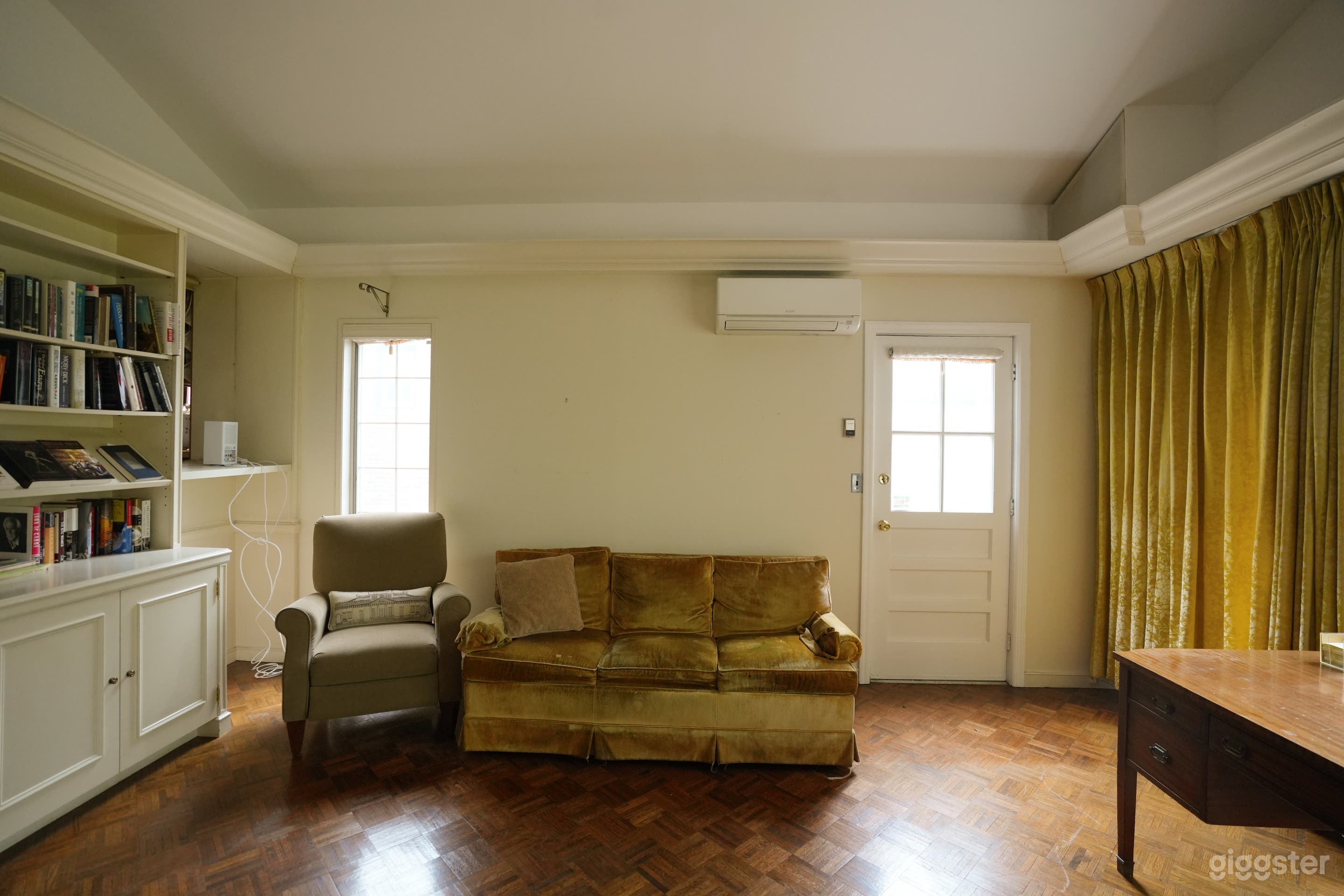 Wallpapered &amp; Furnished Vintage House, Large Yard Photo 2