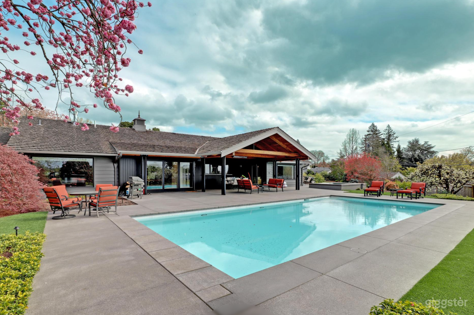 Elegant Mid-Century Modern Photo 1