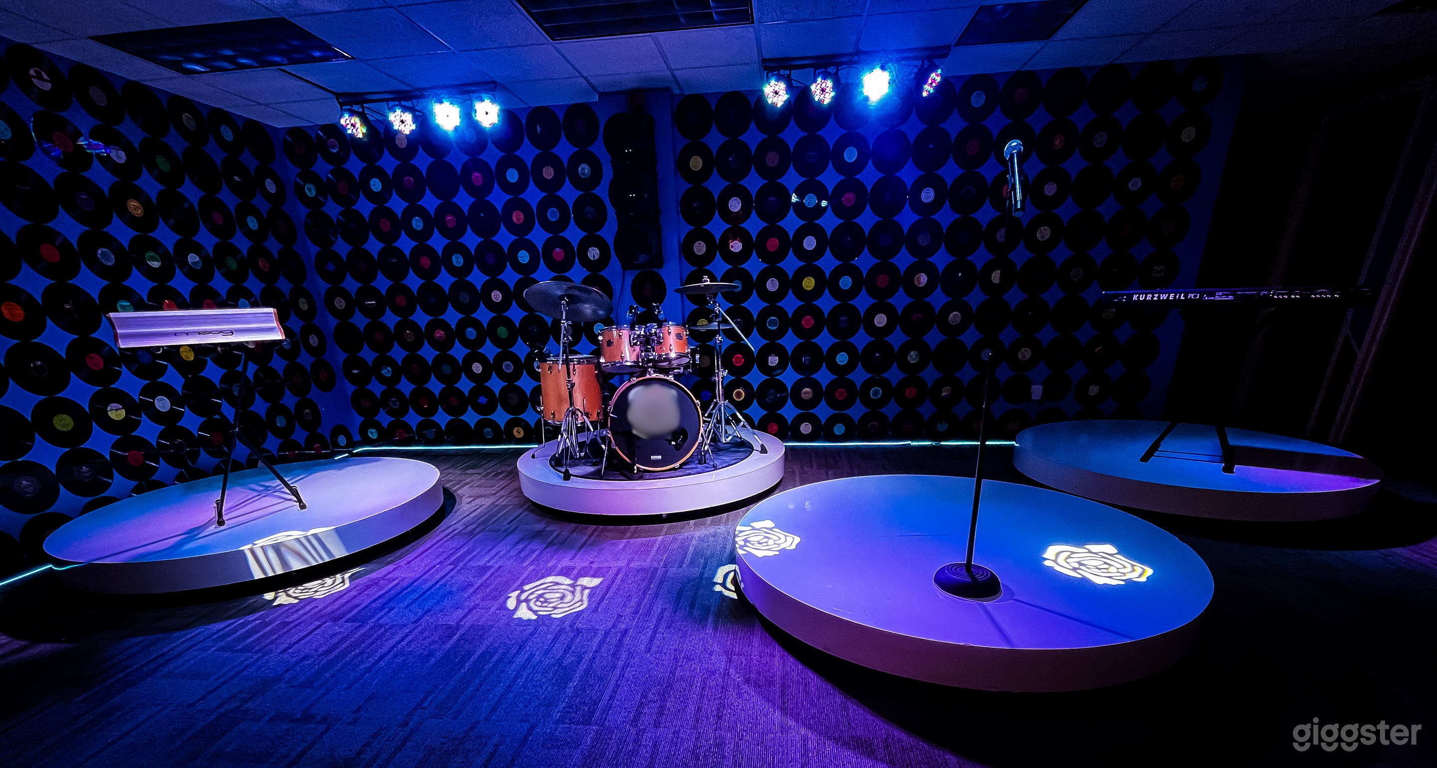 The Live Room is fully equipped with a complete sound system and professional lighting. Ideal for rehearsals, photoshoots, podcasts, live recordings, and listening parties, it's a versatile space for any creative project.