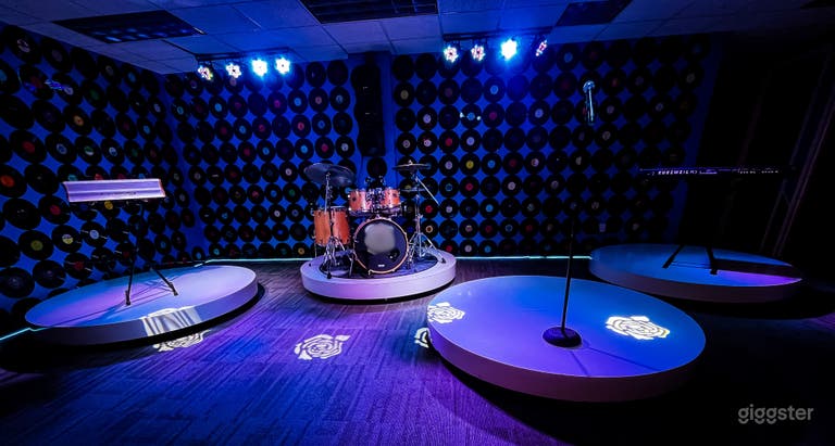  The Live Room is fully equipped with a complete sound system and professional lighting. Ideal for rehearsals, photoshoots, podcasts, live recordings, and listening parties, it&#x27;s a versatile space for any creative project. 